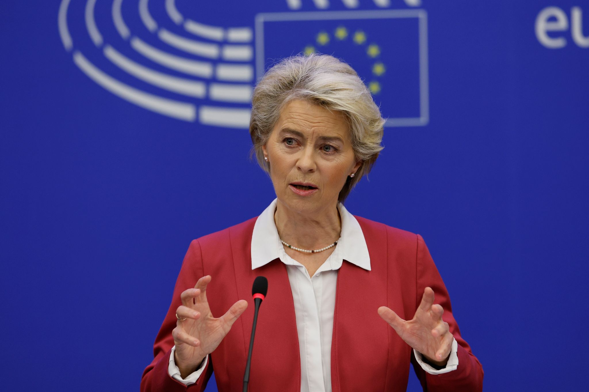 Die Präsidentin der Europäischen Kommission, Ursula von der Leyen bei einer Pressekonferenz im Europäischen Parlament in Straßburg.