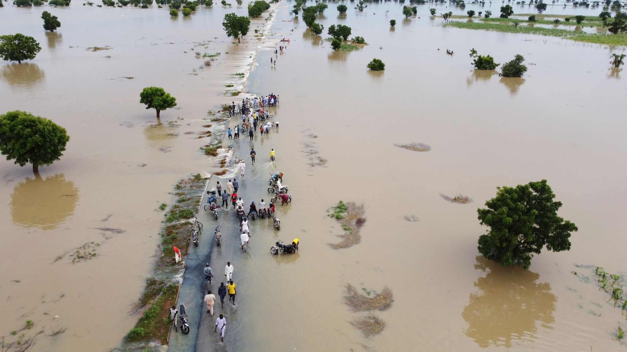 Eine Straße im nigerianischen Hadeja ist nach heftigen Regenfällen überschwemmt. Ärmere Staaten leiden deutlich mehr unter den Folgen der von reichen Ländern befeuerten Klimakrise.
