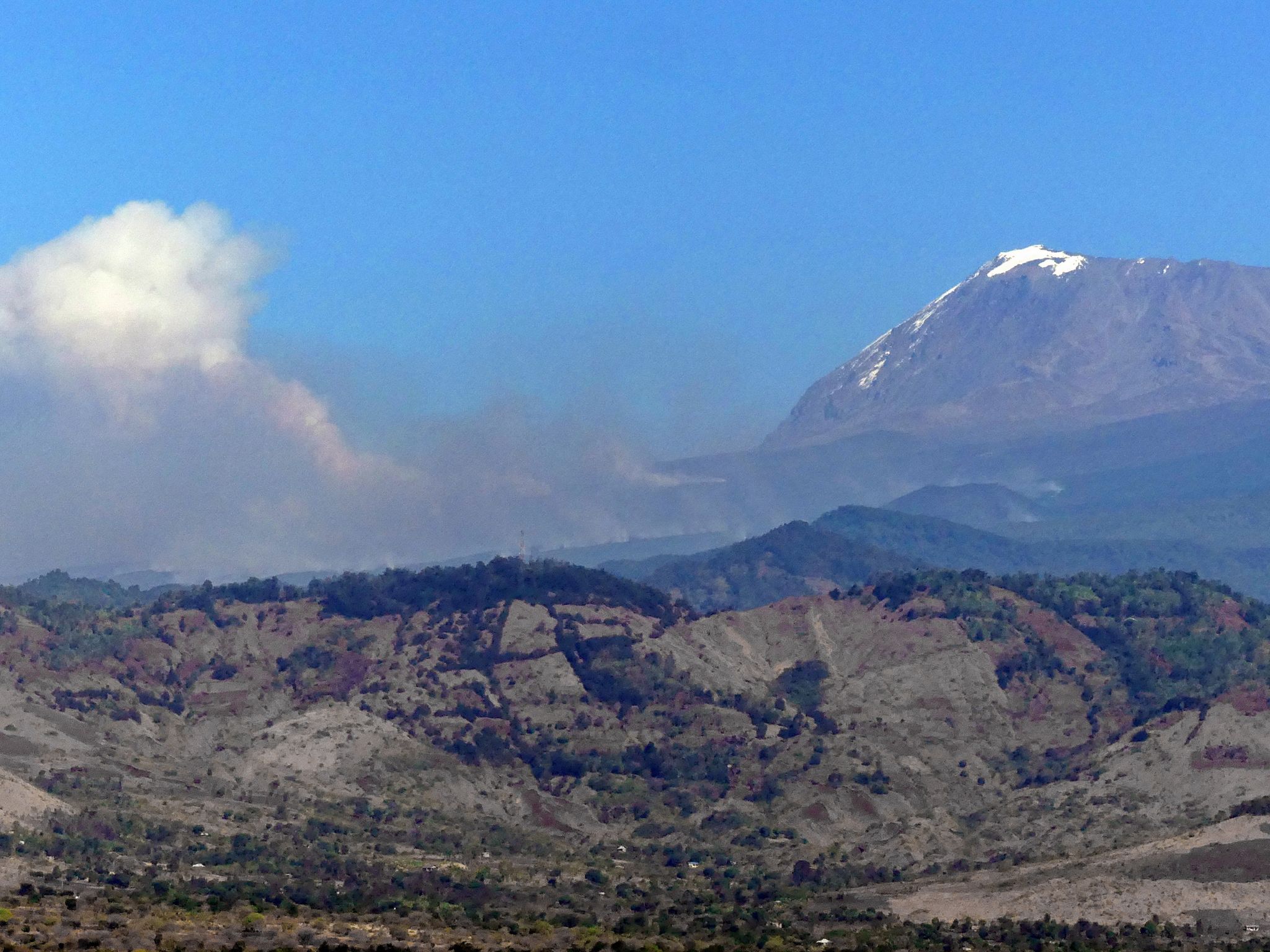 Auf dem Kilimandscharo ist ein Feuer ausgebrochen. Hier zu sehen: Ein Brand des Berges im Jahr 2020.