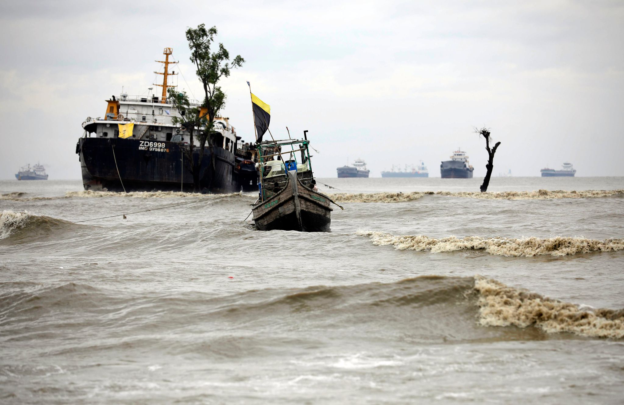 Schiffe liegen vor Anker bei rauer See in Chattogram. Durch den Tropensturms «Sitrang» in Bangladesch sind mehrere Menschen ums Leben gekommen.