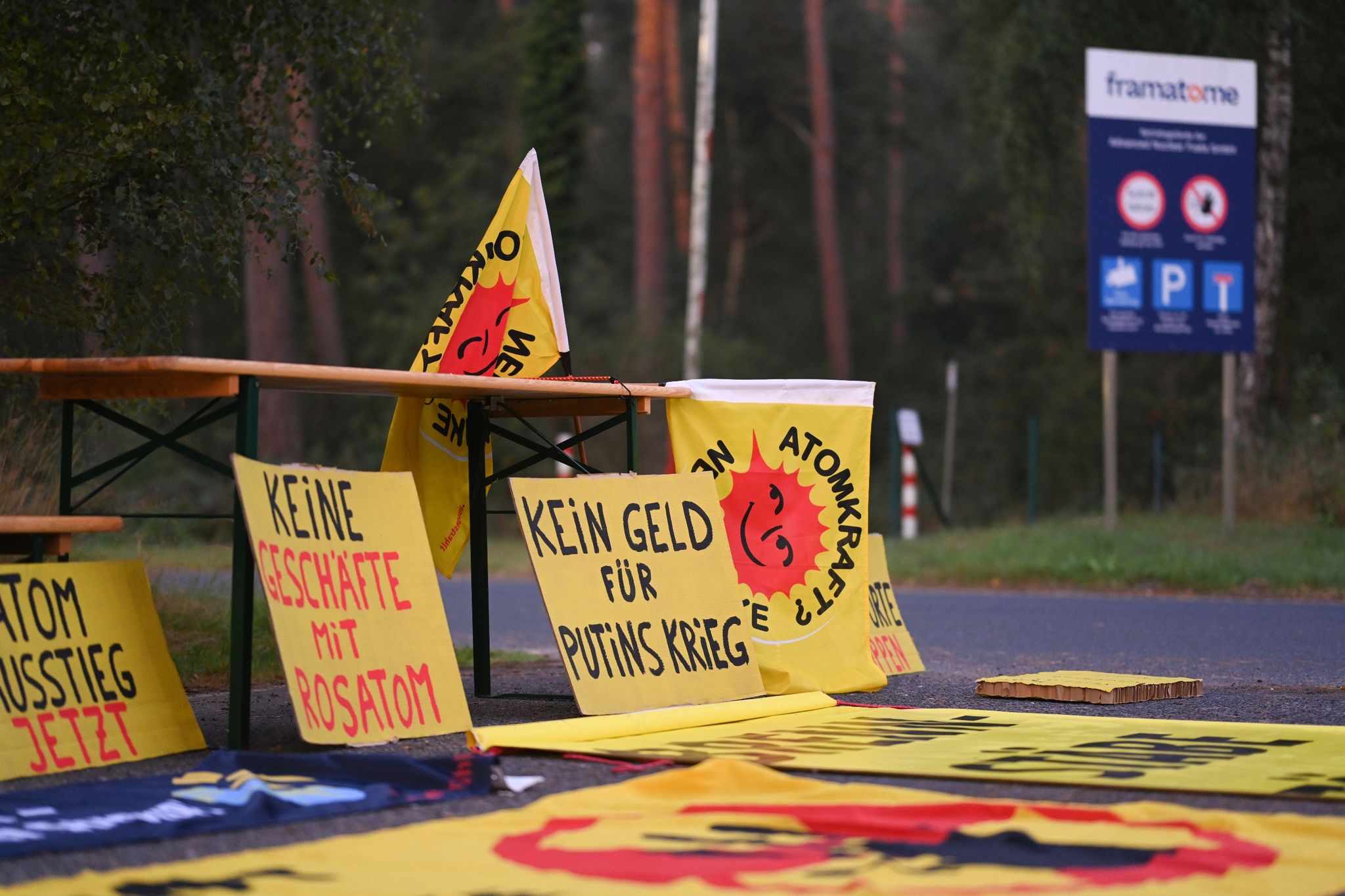 Protest deutscher, niederländischer und russischer Umweltgruppen vor der Brennelementefabrik in Lingen im Emsland.