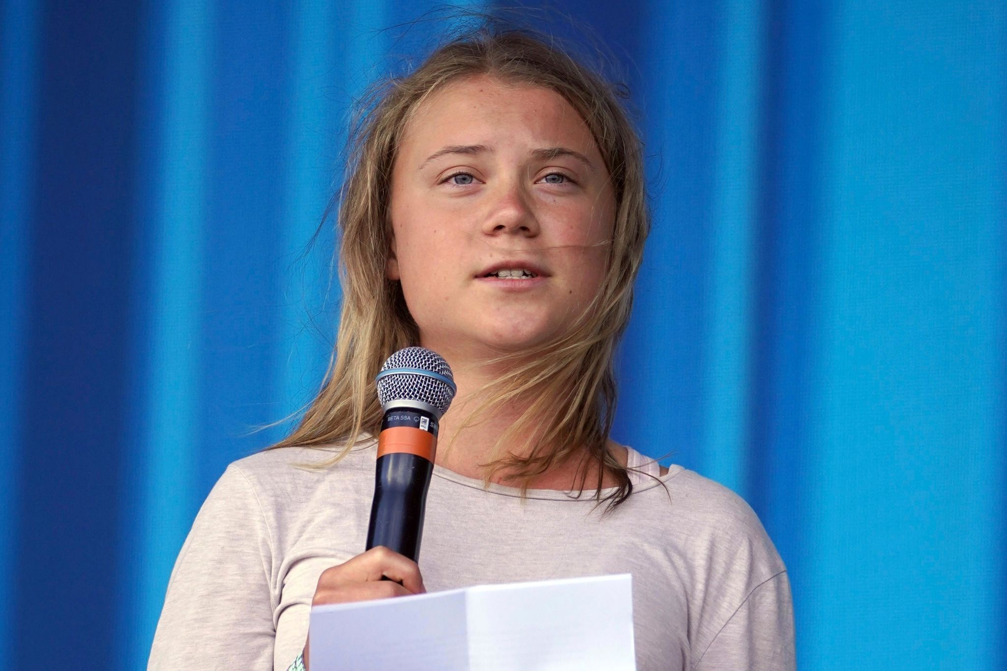 Die schwedische Klimaaktivistin Greta Thunberg steht während des Glastonbury Festivals auf der Bühne und spricht zum Publikum. Jetzt bringt sie ein großes Klimabuch heraus.)