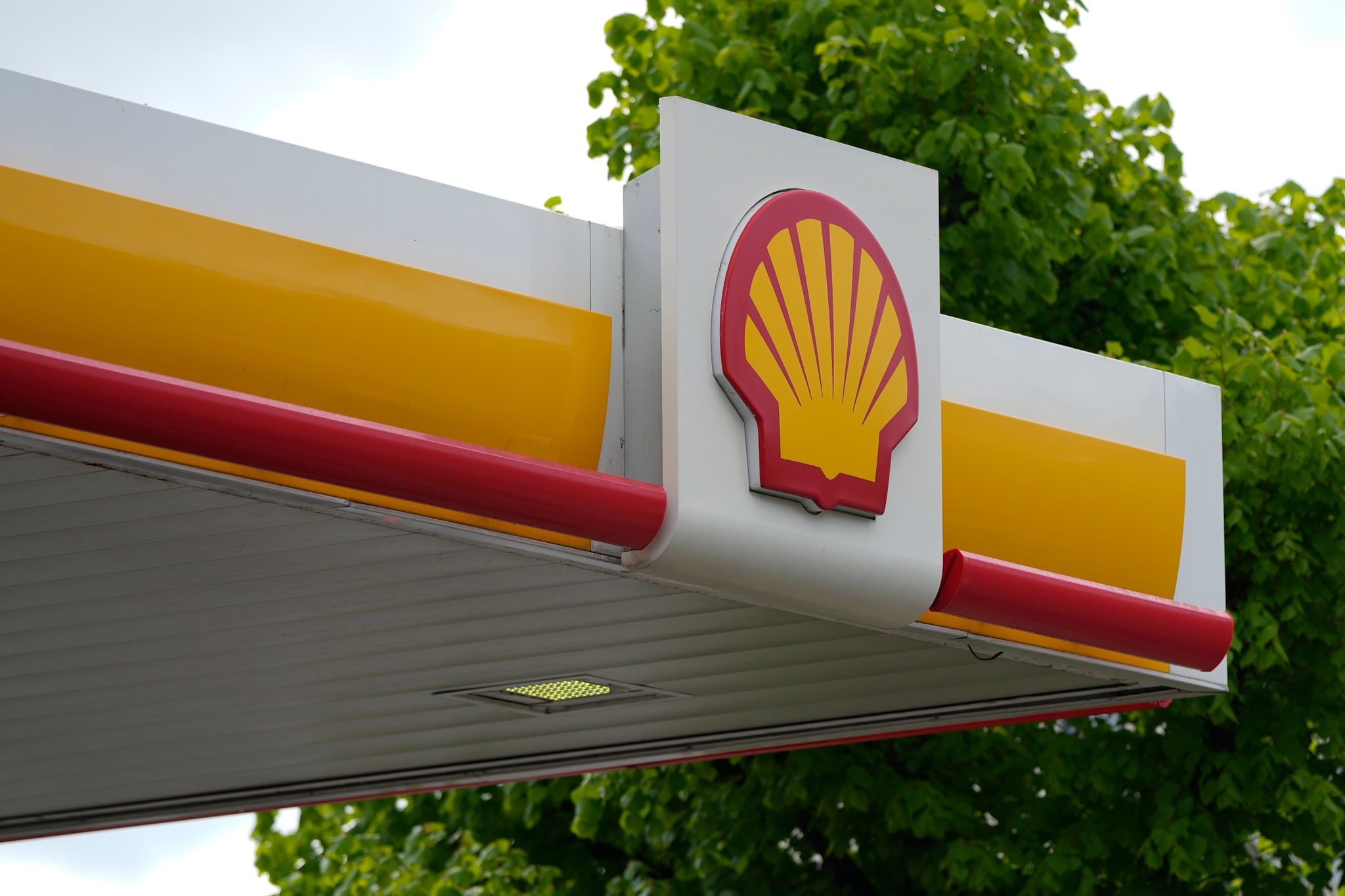 Der Ölkonzern Shell verdient dank der hohen Gas- und Ölpreise weiter glänzend, wenn auch nicht mehr auf dem jüngsten Rekordniveau.