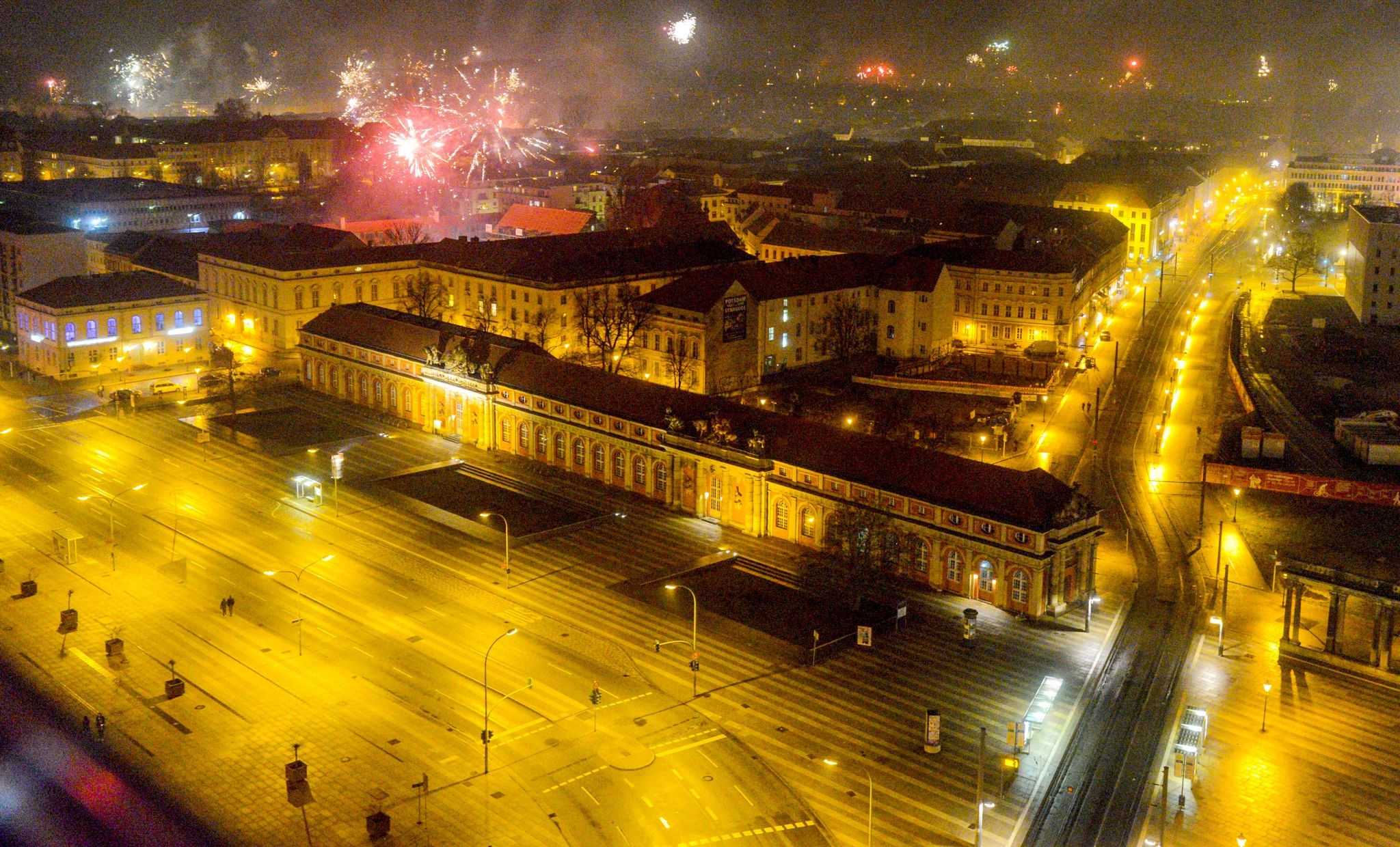 Über Potsdam steigt in der Silvesternacht 2019 Feuerwerk in den Nachthimmel auf.