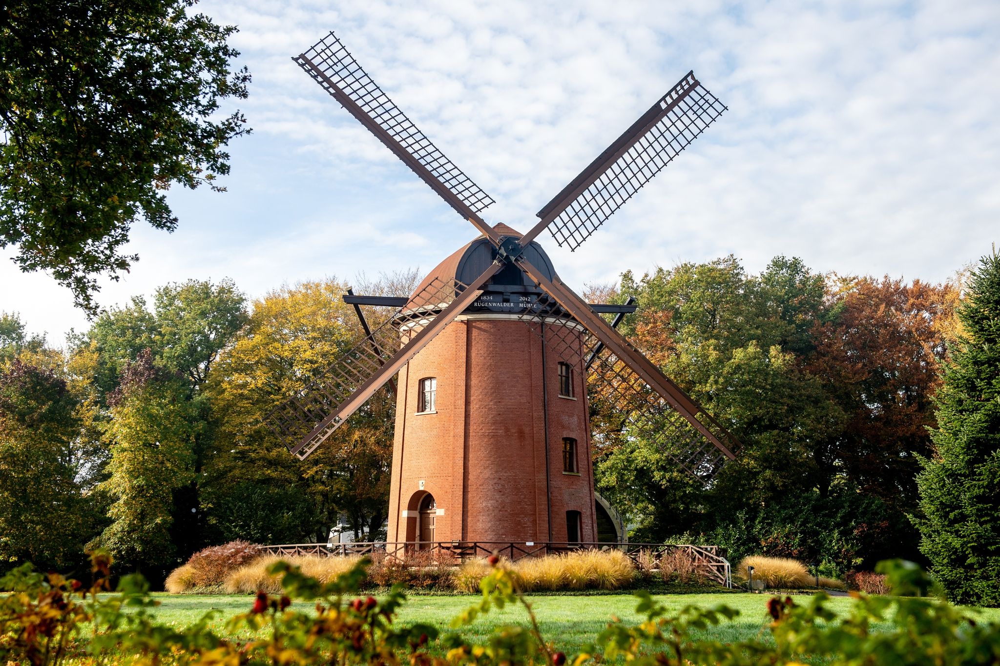 Die Rügenwalder Mühle steht bei sonnigem Herbstwetter auf einer Wiese im Ortsteil Kayhausen.