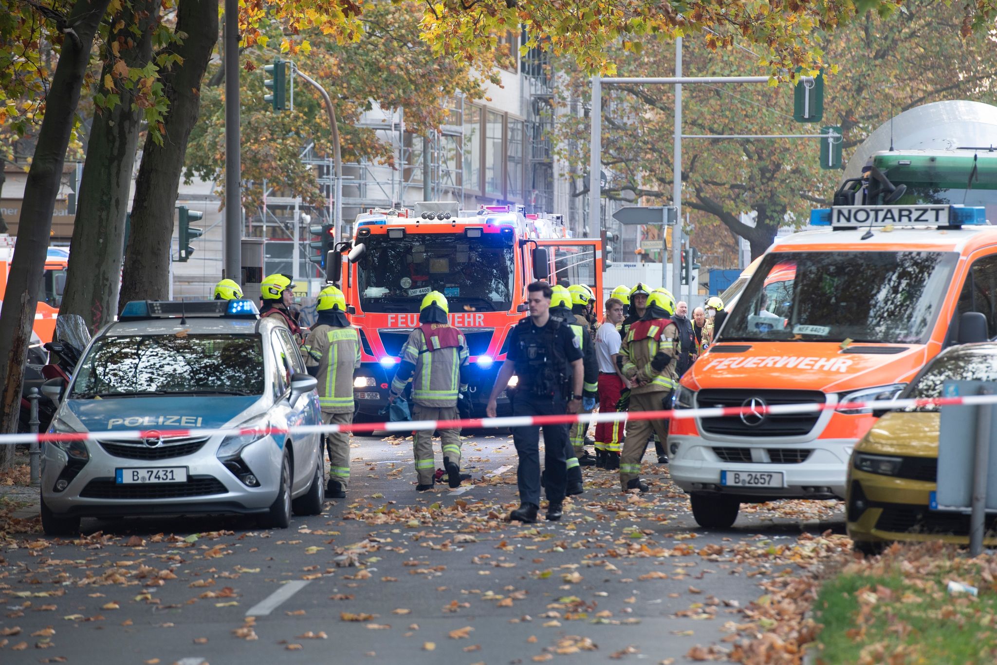 Einsatzfahrzeuge von Polizei und Feuerwehr stehen an der Bundesallee in Berlin-Wilmersdorf.