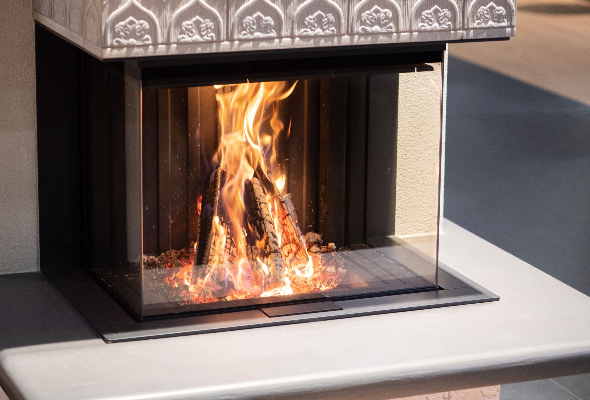 Das Holz muss gut durchgetrocket sein, damit es im Kamin richtig verbrennen kann und optimal heizt.