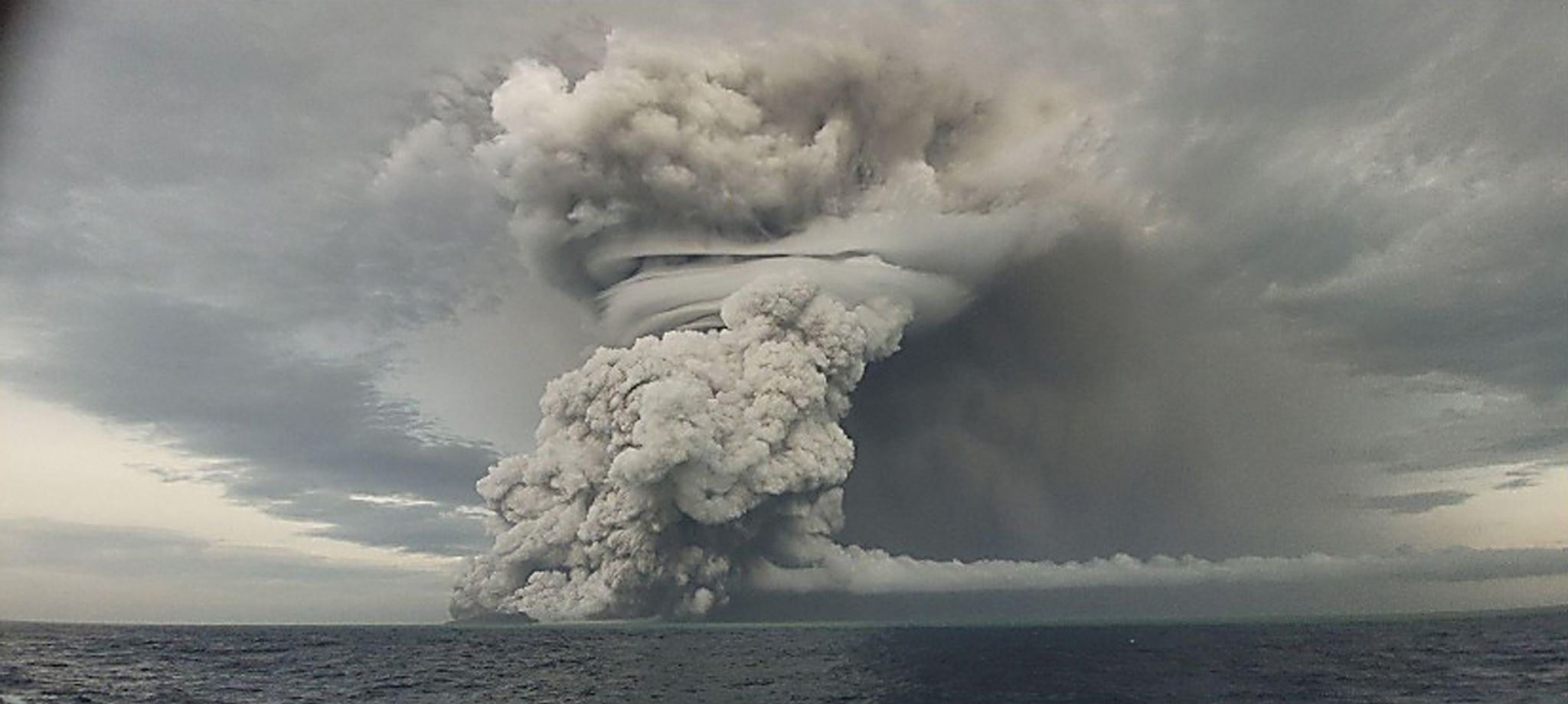 Eine gewaltige Säule aus Asche schießt aus dem Vulkan.