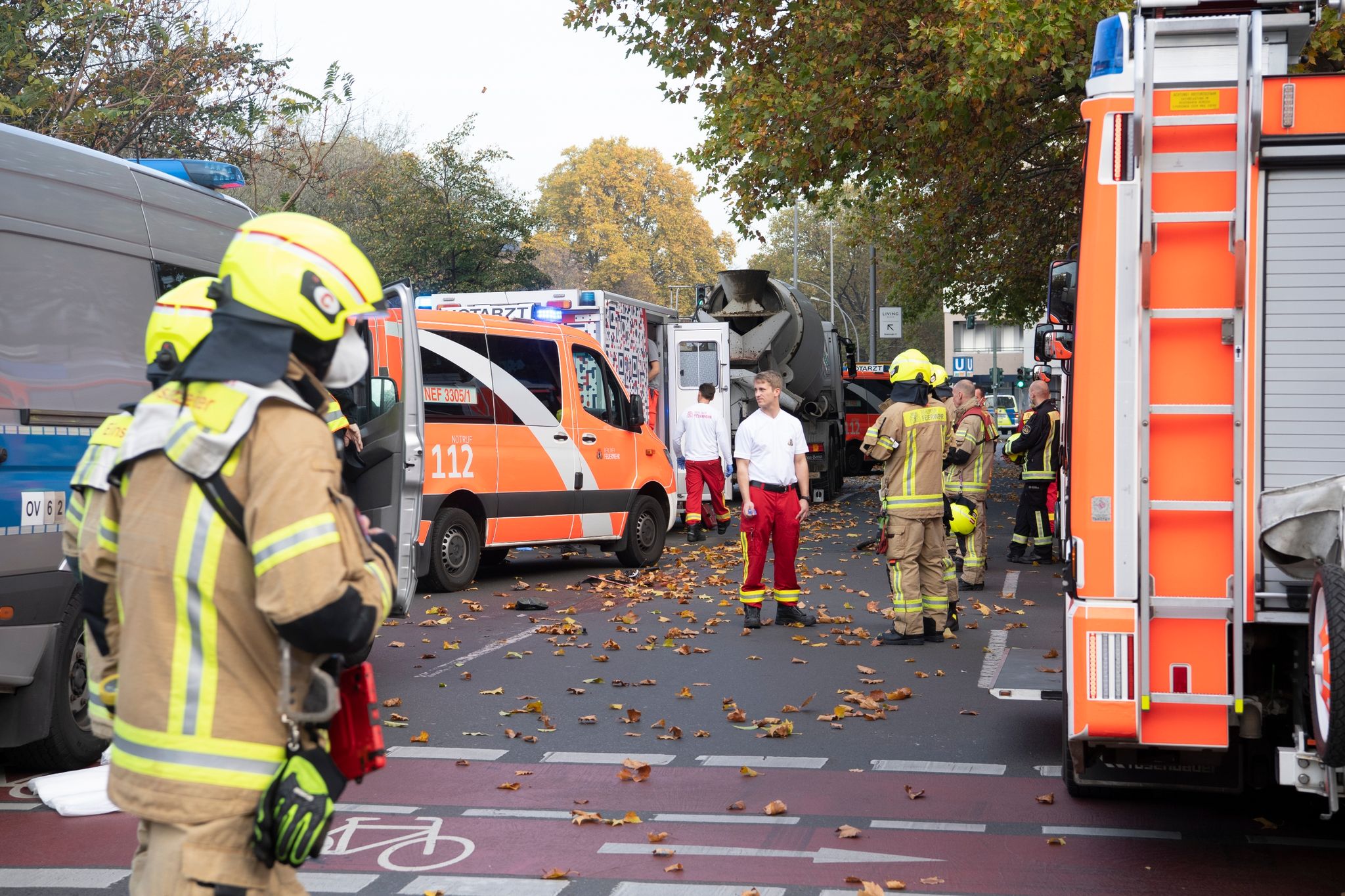 Einsatzfahrzeuge von Polizei und Feuerwehr stehen an der Unfallstelle in Berlin-Wilmersdorf.