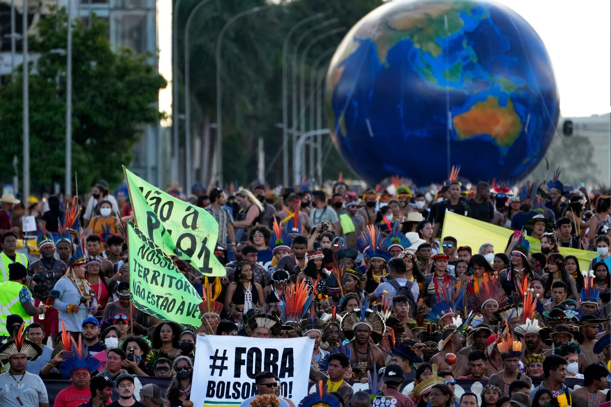 Indigene Menschen aus dem ganzen Land nehmen am 06.04.2022 an einem Protest in Brasilia teil.