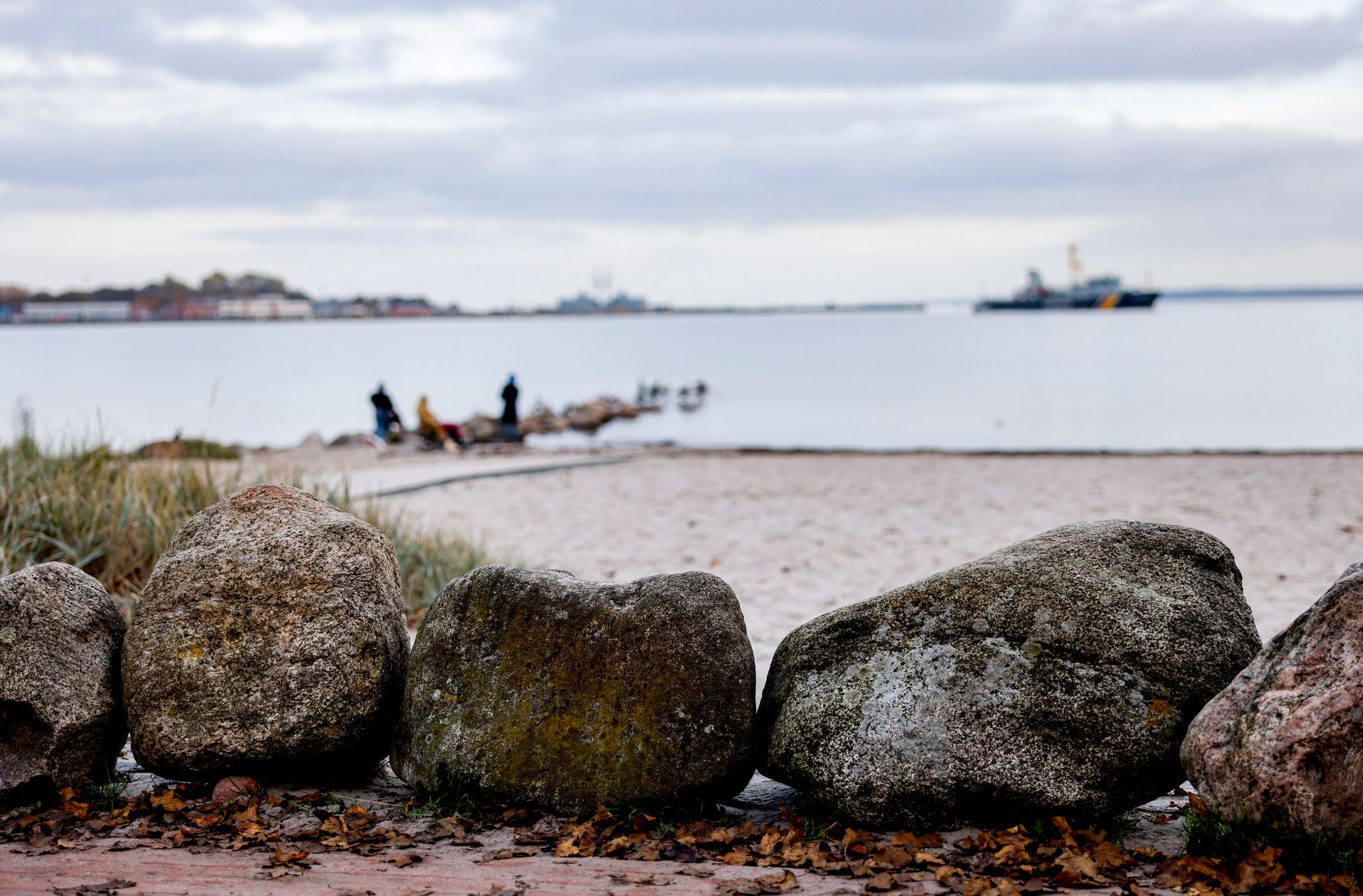 Große Steine liegen als Uferbefestigung in der Eckernförder Bucht am Strand. Die sogenannte Jahrtausendflut, das Hochwasser von 1872, jährt sich zum 150. Mal.