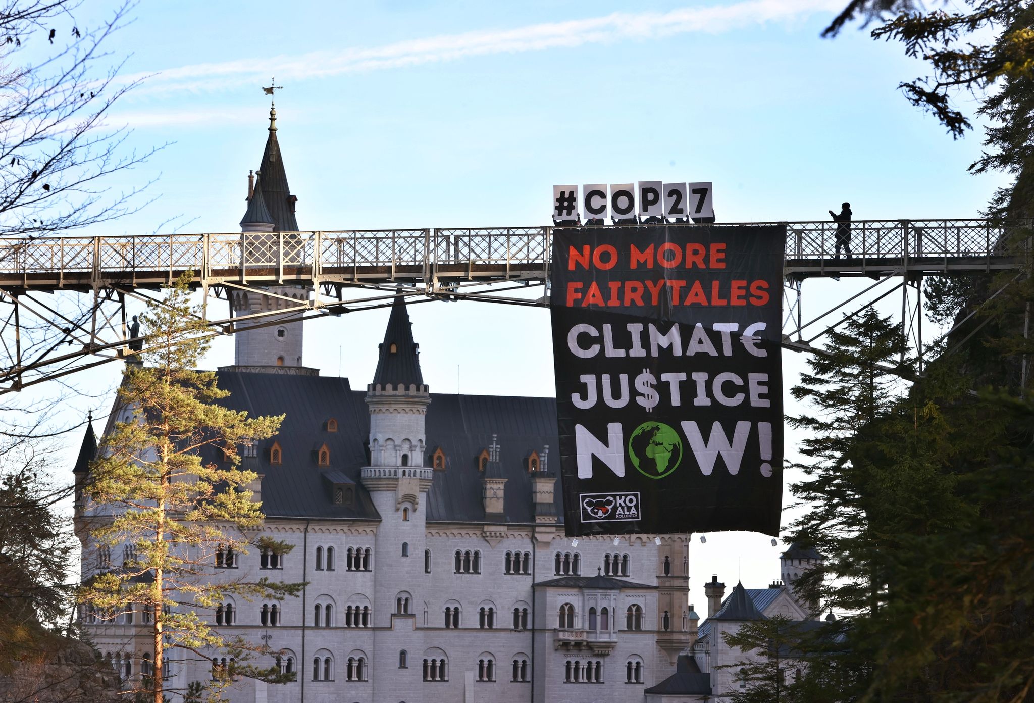 Ein von Klimaaktivisten befestigtes, rund 70 Quadratmeter großes Banner mit der Aufschrift «No more fairytales - Climate justice now», hängt an der Marienbrücke vor dem Schloss Neuschwanstein.
