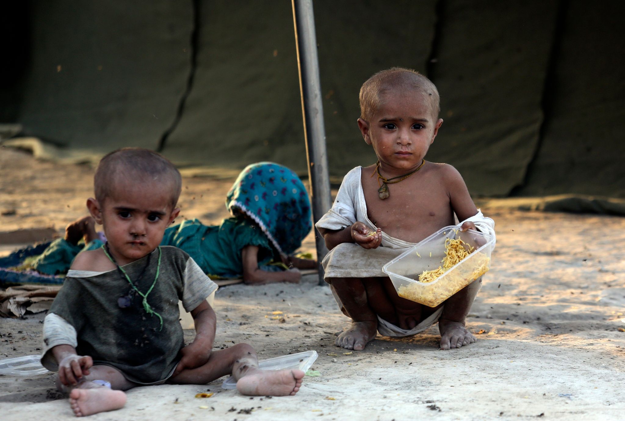 Kleinkinder, die durch die Überschwemmungen des Monsuns vertrieben wurden, Anfang September in einem provisorischen Zeltlager für pakistanische Flutopfer in Sukkur.