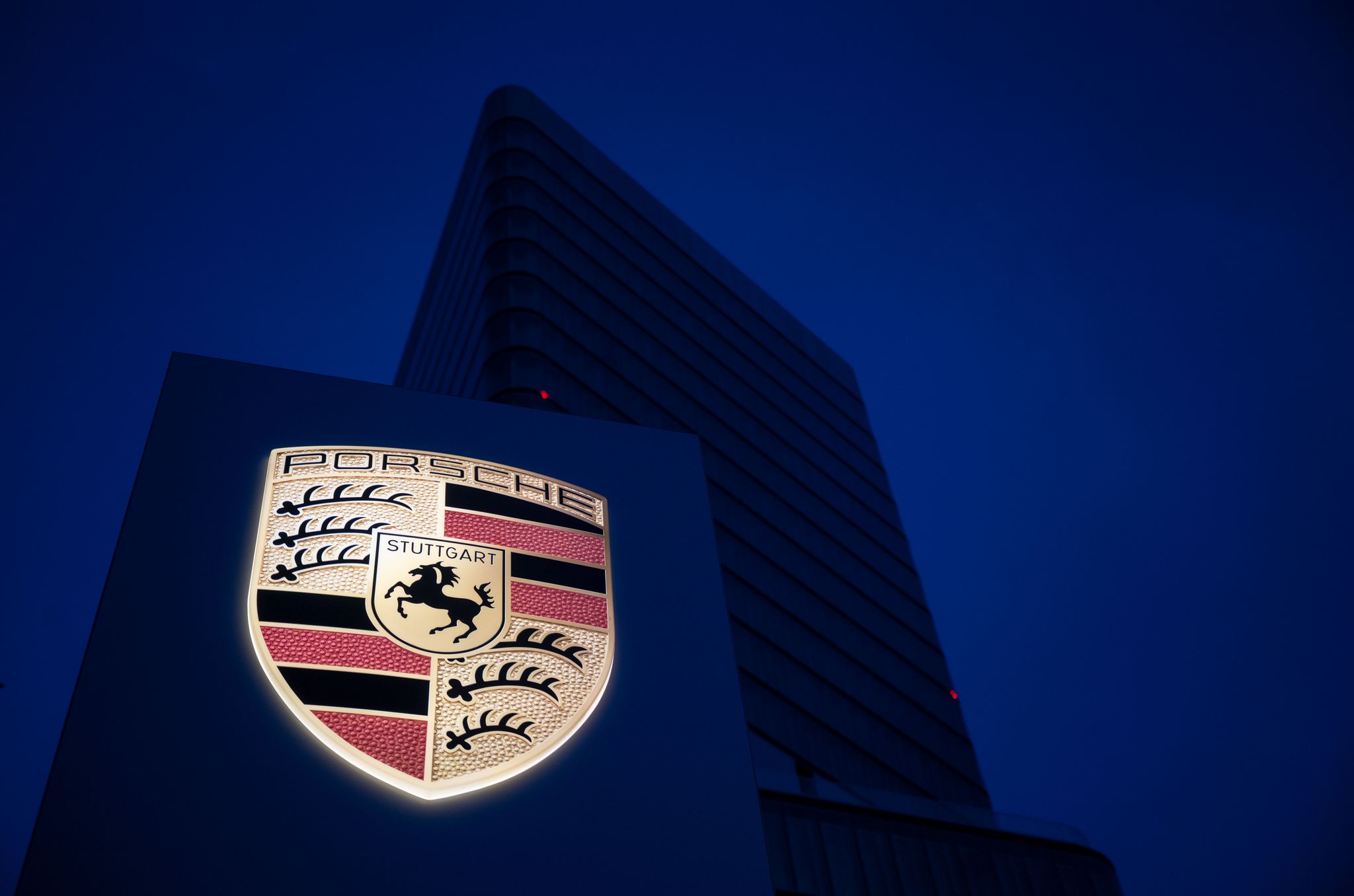 Das Logo des Autobauers Porsche auf einem Display des Porsche-Zentrums in Stuttgart.