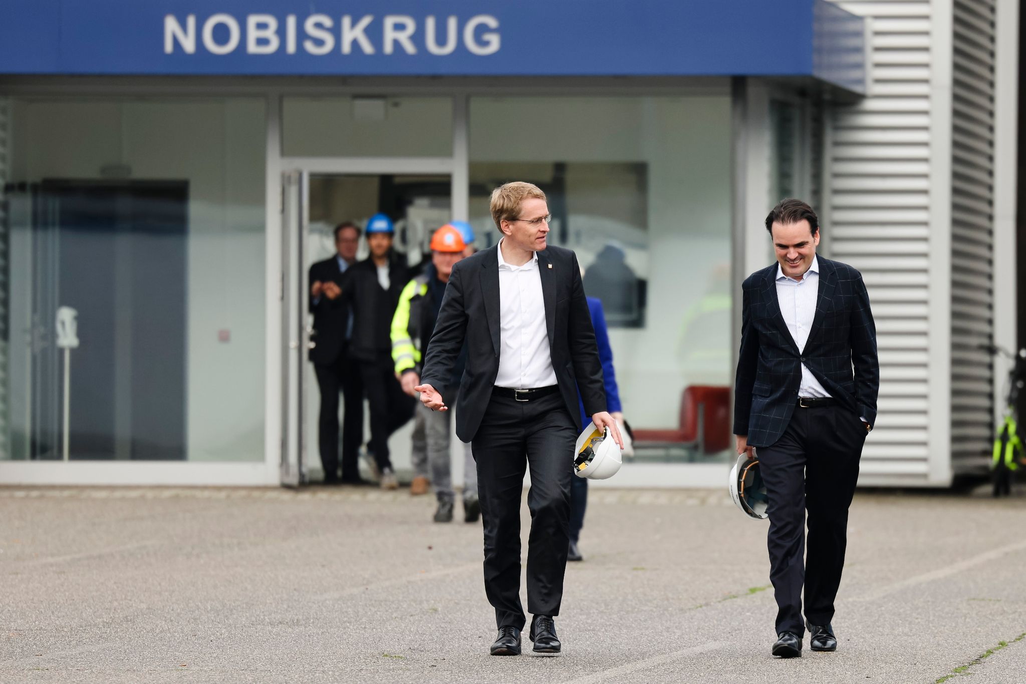 Schleswig-Holsteins Ministerpräsident Daniel Günther (l, CDU) und Philipp Maracke, Geschäftsführer der Nobiskrug Werft.