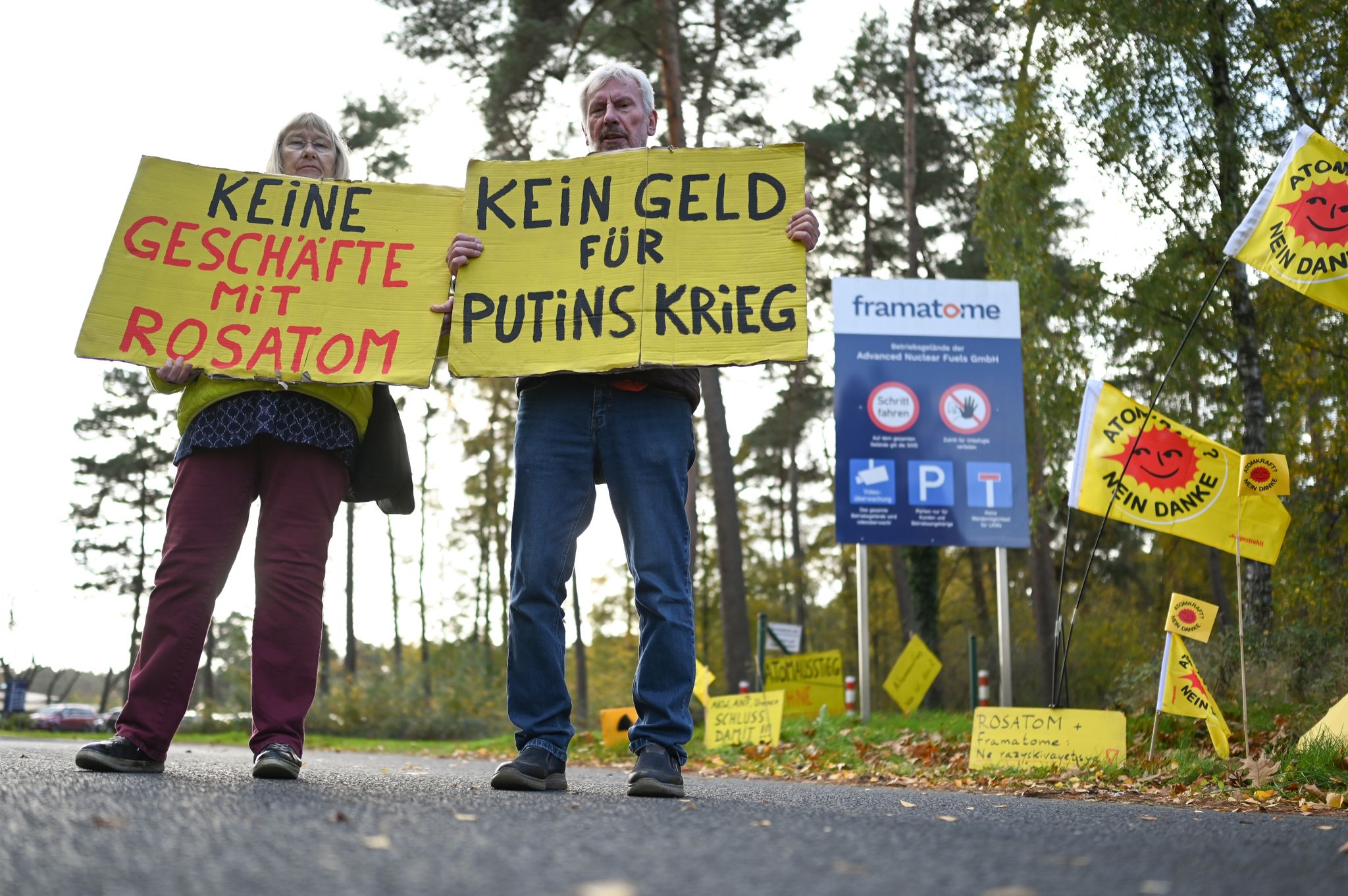 Umweltschützer demonstrieren gegen eine mutmaßliche Lieferung von Uran aus Russland in Lingen.