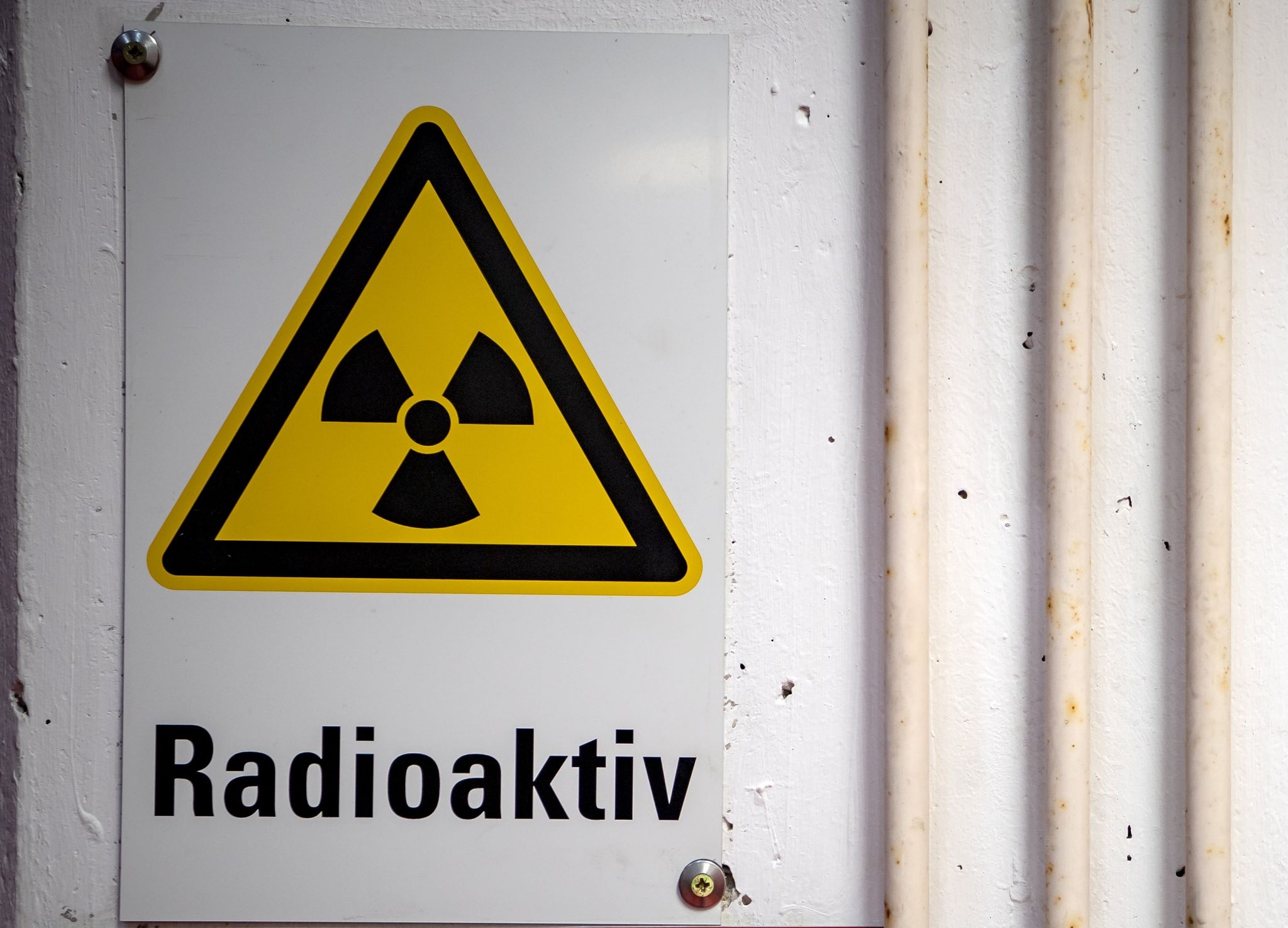 Ein Warnhinweis "Radioaktiv" hängt am Eingang vom Transportbehälterlager im atomaren Zwischenlager Gorleben.