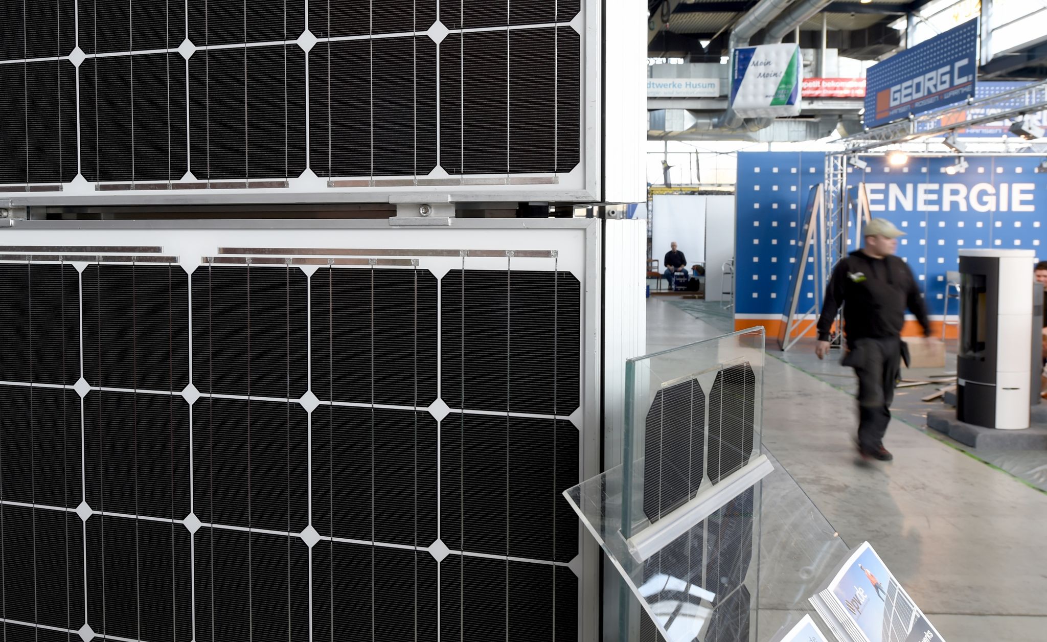 Eine Mini-Solaranlage ist auf der Messe «New Energy Husum» 2015 zu sehen.
