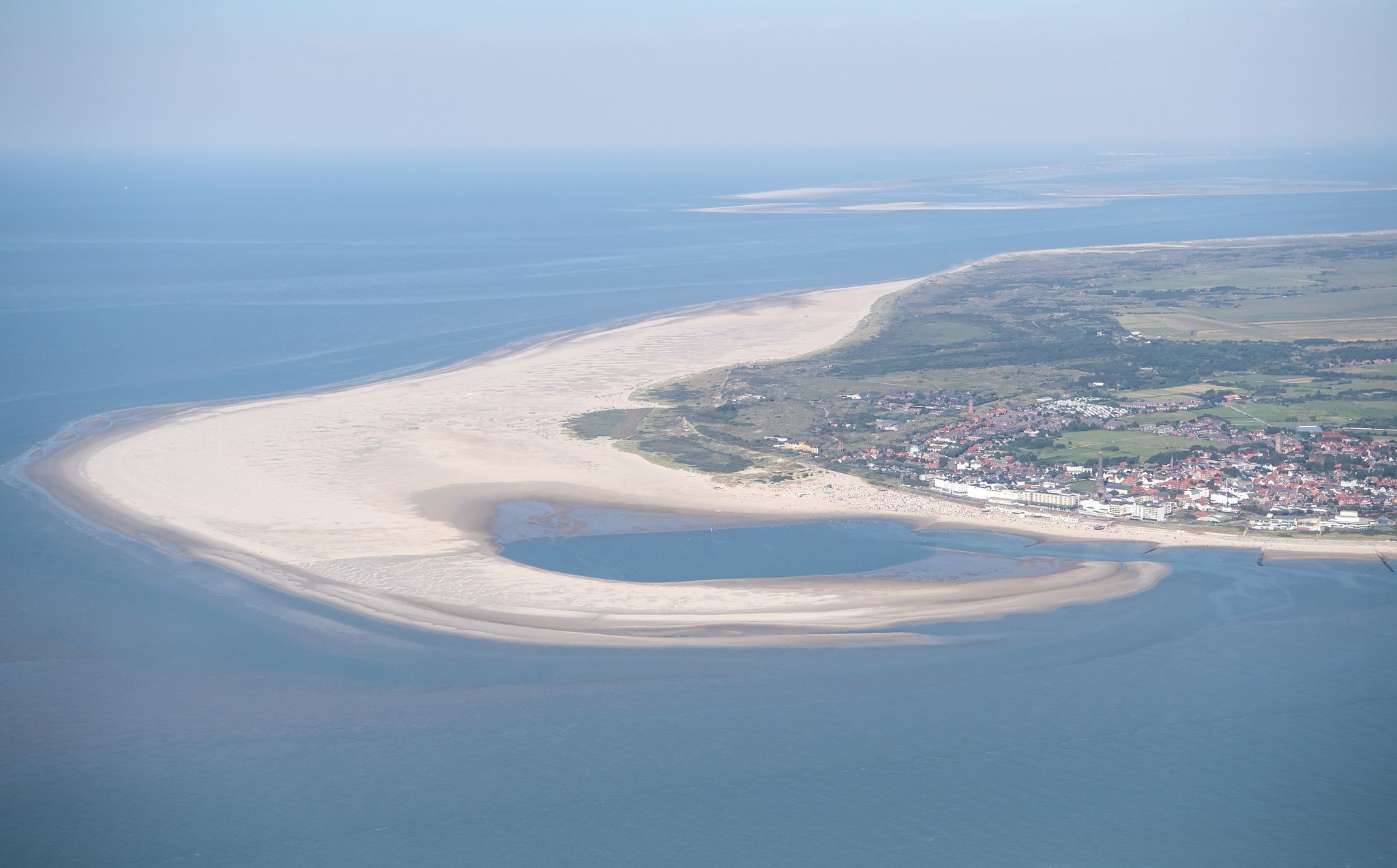 Die ostfriesische Insel Borkum in der Nordsee, vor der die Förderung von Erdgas geplant wird.