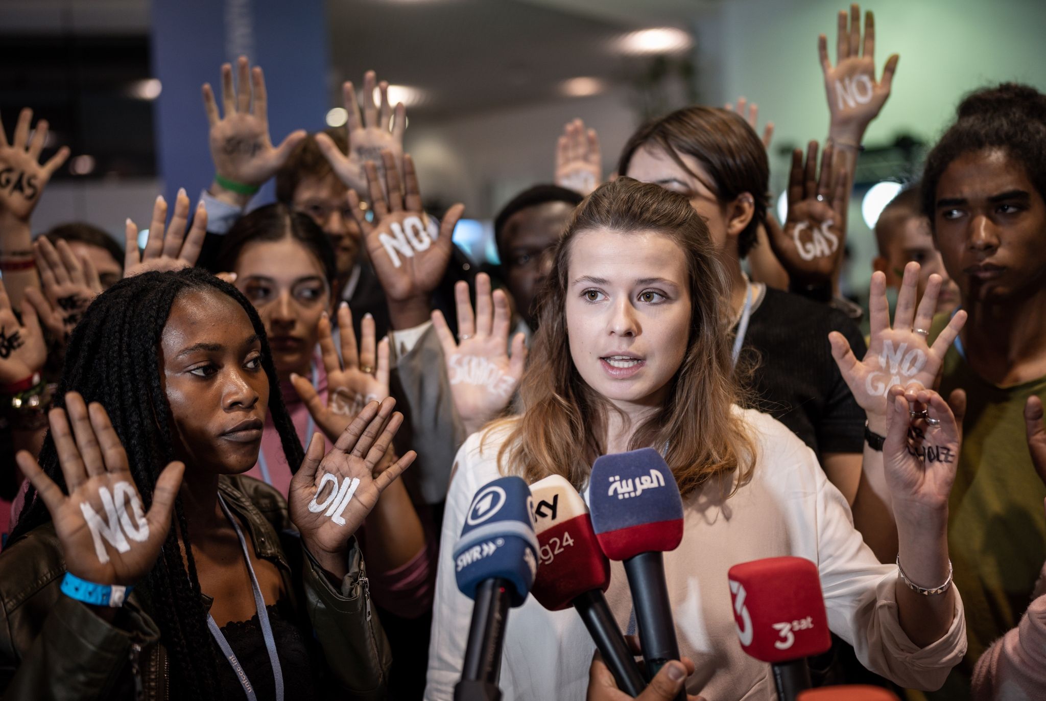 Luisa Neubauer (M), Klimaaktivistin der Fridays for Future-Bewegung, gibt bei der UN-Weltklimakonferenz an der Seite von Aktivistinnen und Aktivisten ein Statement ab.