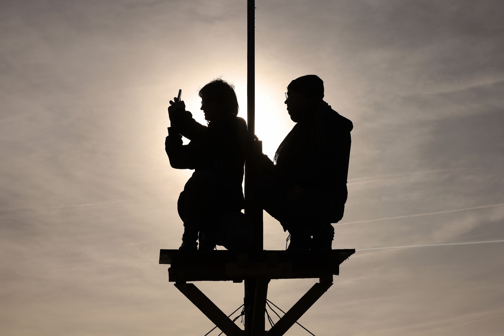 Zwei Demonstranten sitzen auf einem Monopod am Rande des Braunkohle Tagebaus Garzweiler.