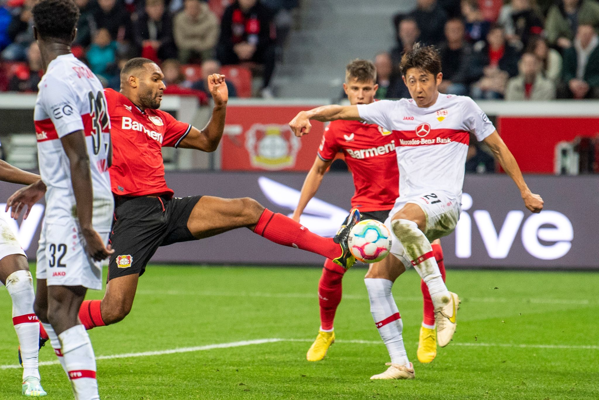 Leverkusens Jonathan Tah macht das Tor zum 2:0.