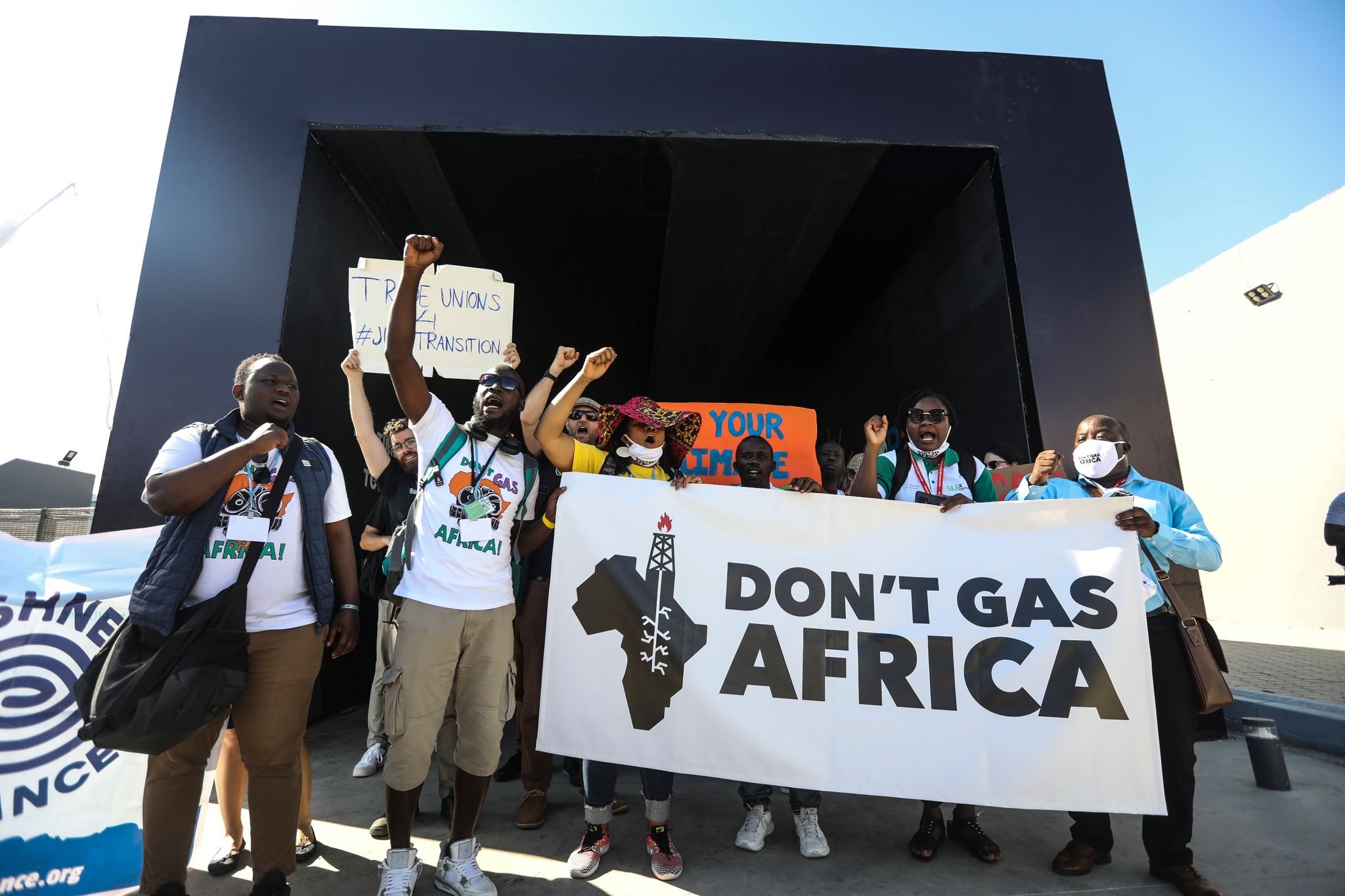 Klimaaktivisten halten in Scharm el Scheich ein Transparent mit der Aufschrift «Don't Gas Africa».