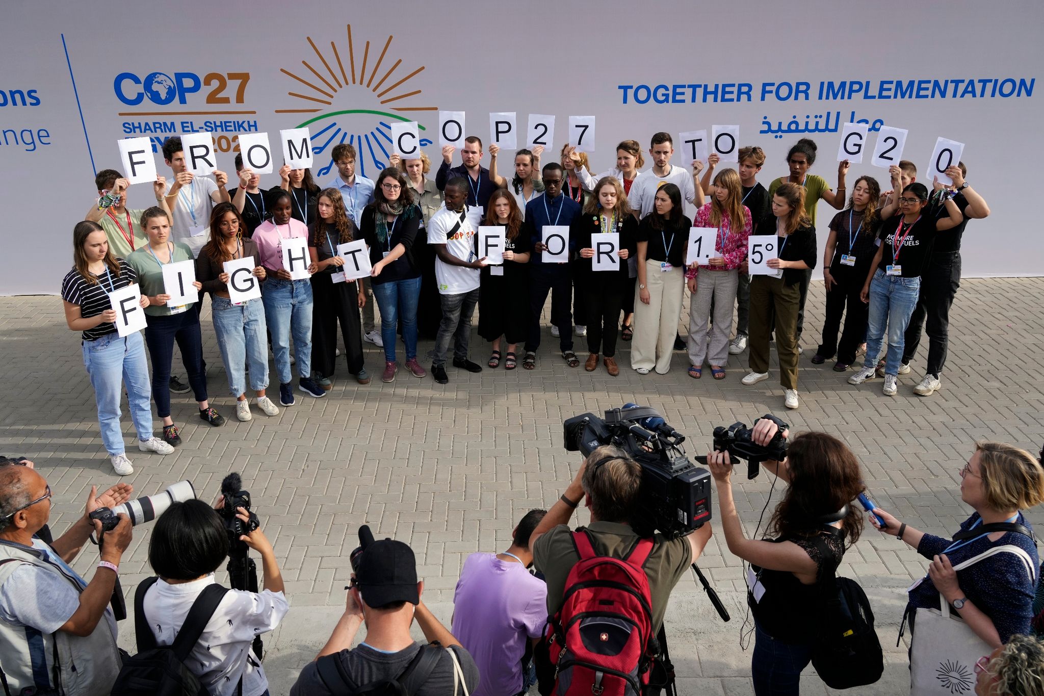Junge Klimaaktivisten halten in Scharm el Scheich Schilder mit der Aufschrift «From COP27 To G20 Fight For 1.5°».