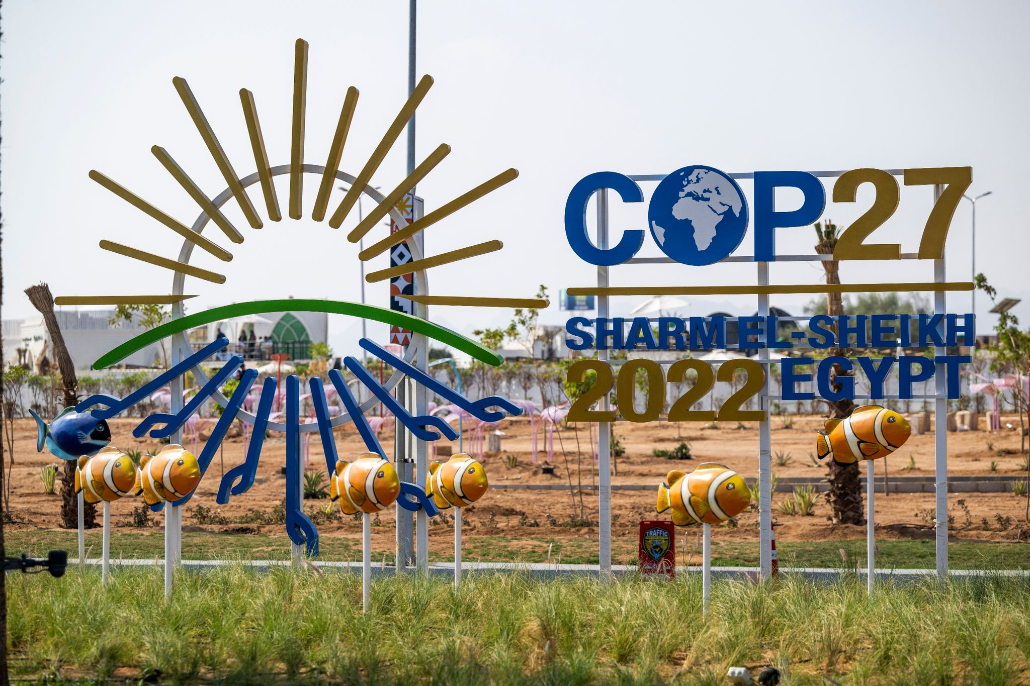 Vor dem offiziellen Gelände für Protestaktionen der Green Zone“ vom UN-Klimagipfel COP27 steht das Logo der UN-Klimakonferenz“.