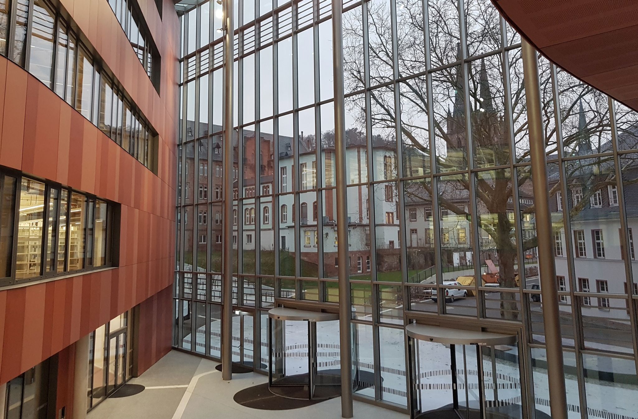 Blick in das Atrium der Universitätsbibliothek Marburg.