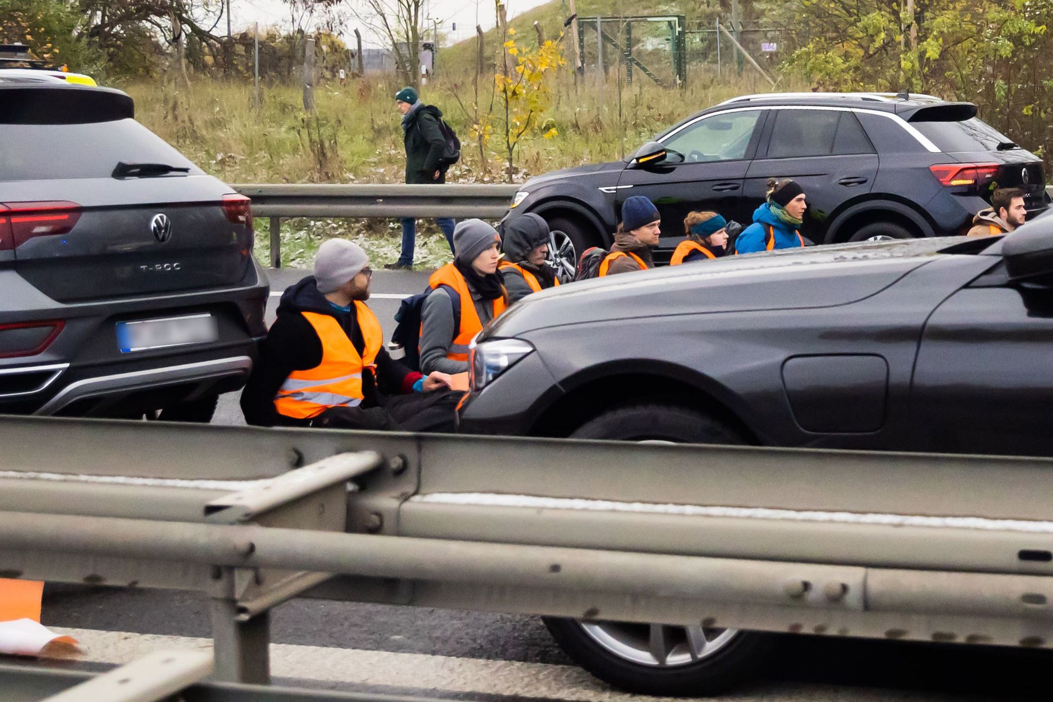 Teilnehmer eines Klimaprotests blockieren auf der A113 kurz vor der Ausfahrt zum Flughafen Berlin Brandenburg (BER)«„Willy Brandt» den Verkehr.
