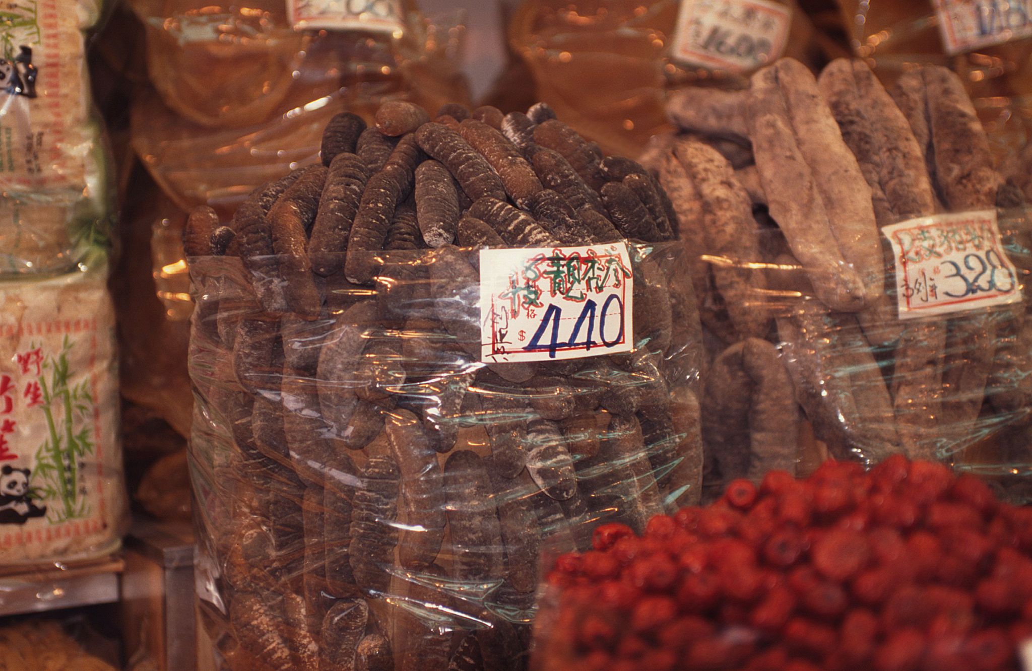 Verkauf von Seegurken auf einem Markt in Hongkong.