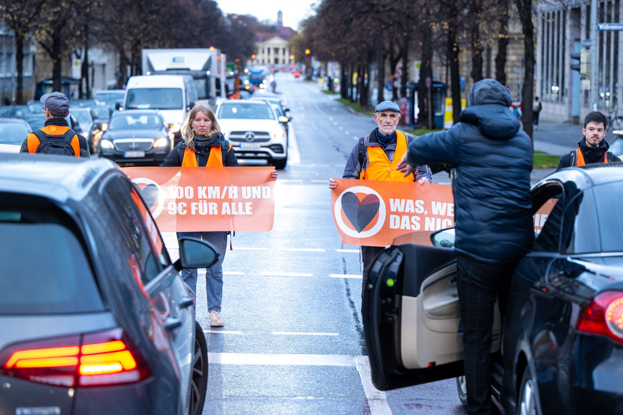 Klimaaktivisten der «Letzten Generation» blockieren auf der Prinzregentenstraße den Verkehr.