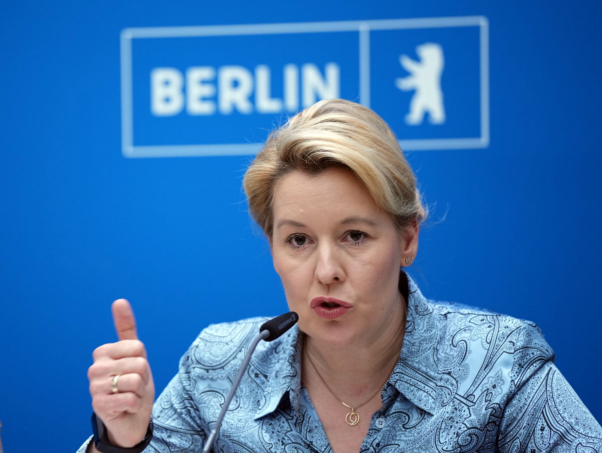 Franziska Giffey (SPD), Regierende Bürgermeisterin von Berlin, spricht während einer Pressekonferenz.