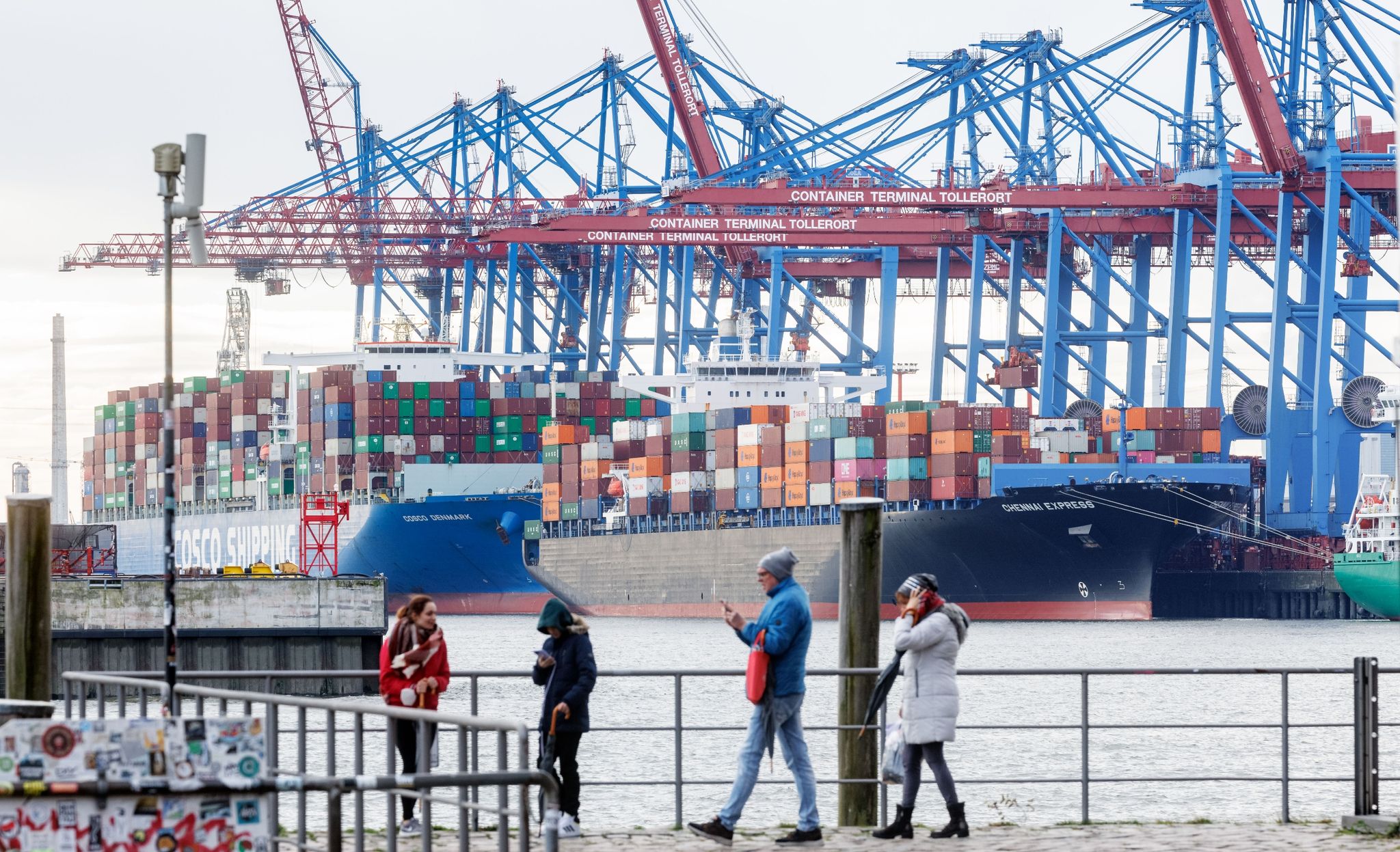 Containerschiffe liegen im Hamburger Hafen am Terminal Tollerort.