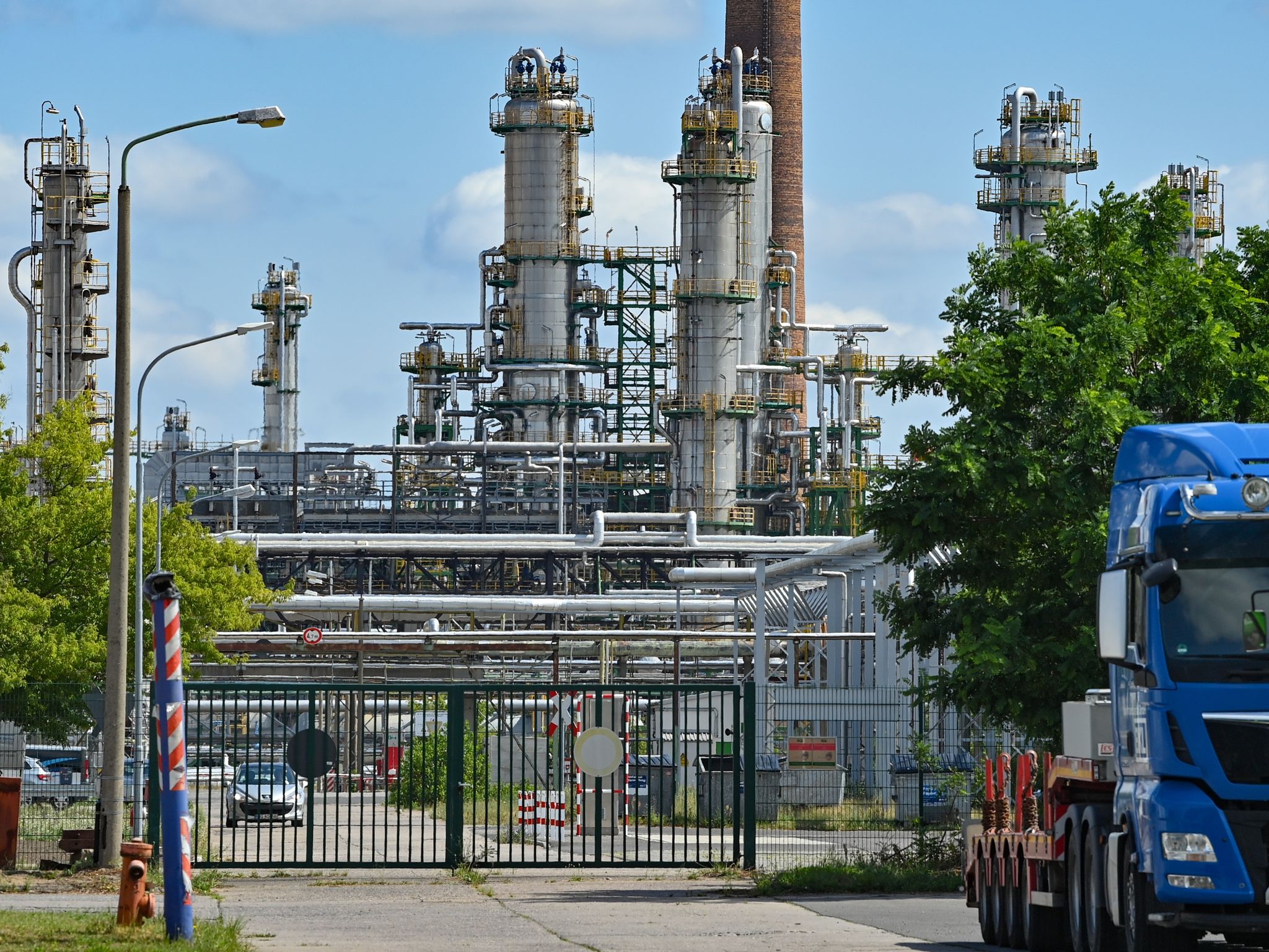 Anlagen zur Rohölverarbeitung stehen auf dem Gelände der PCK-Raffinerie GmbH.
