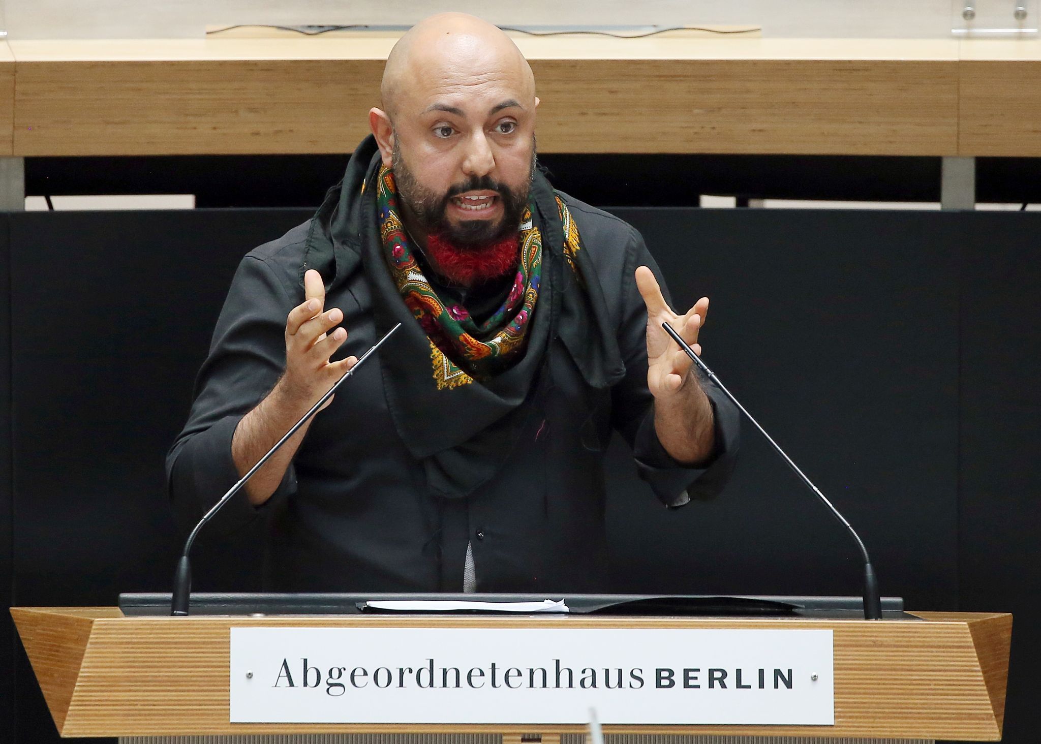 Abgeordneter Ferat Kocak spricht während einer Plenarsitzung im Berliner Abgeordnetenhaus.