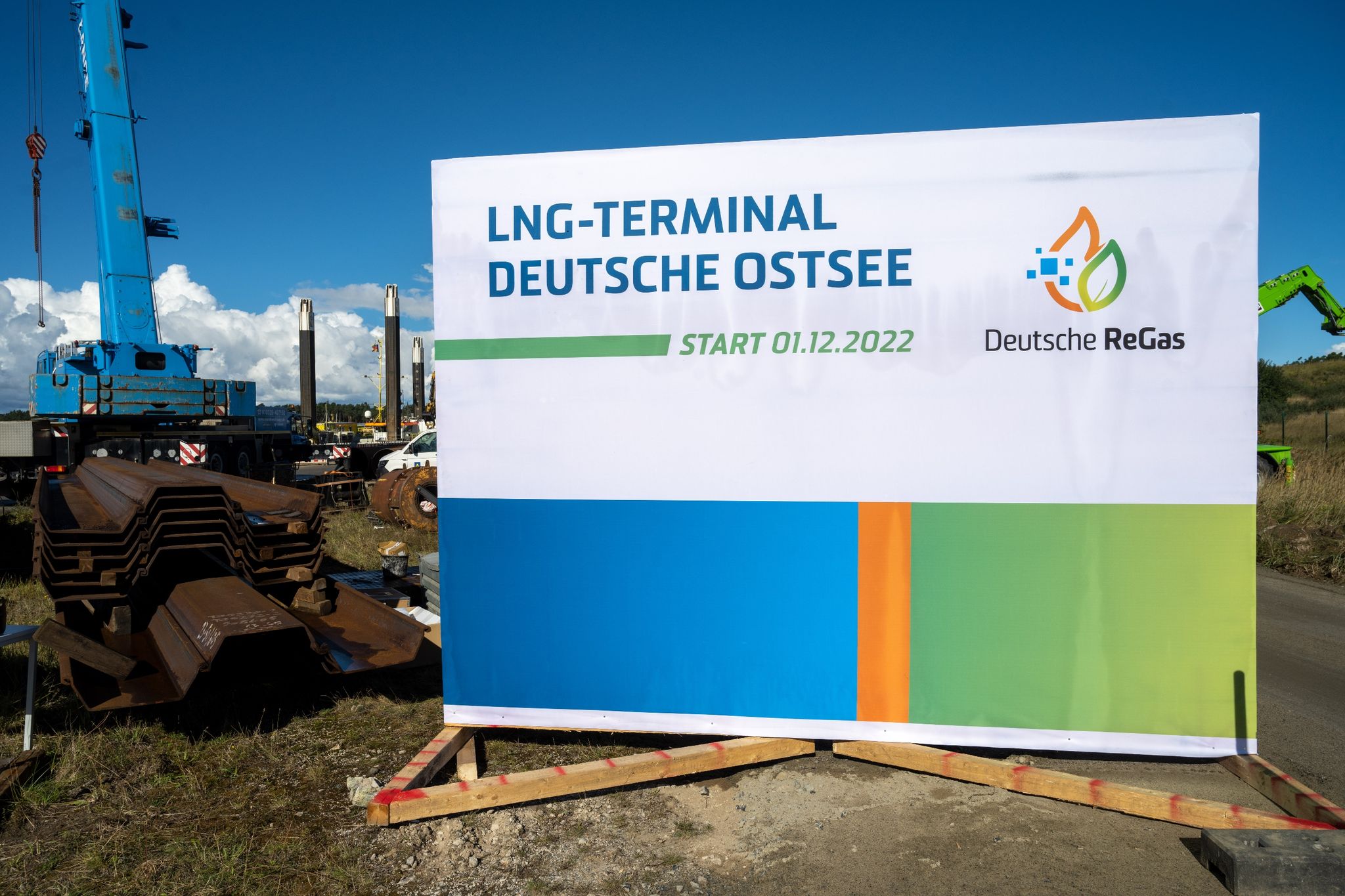 Blick auf ein Bausschild auf der Baustelle LNG-Terminal "Deutsche Ostsee“.