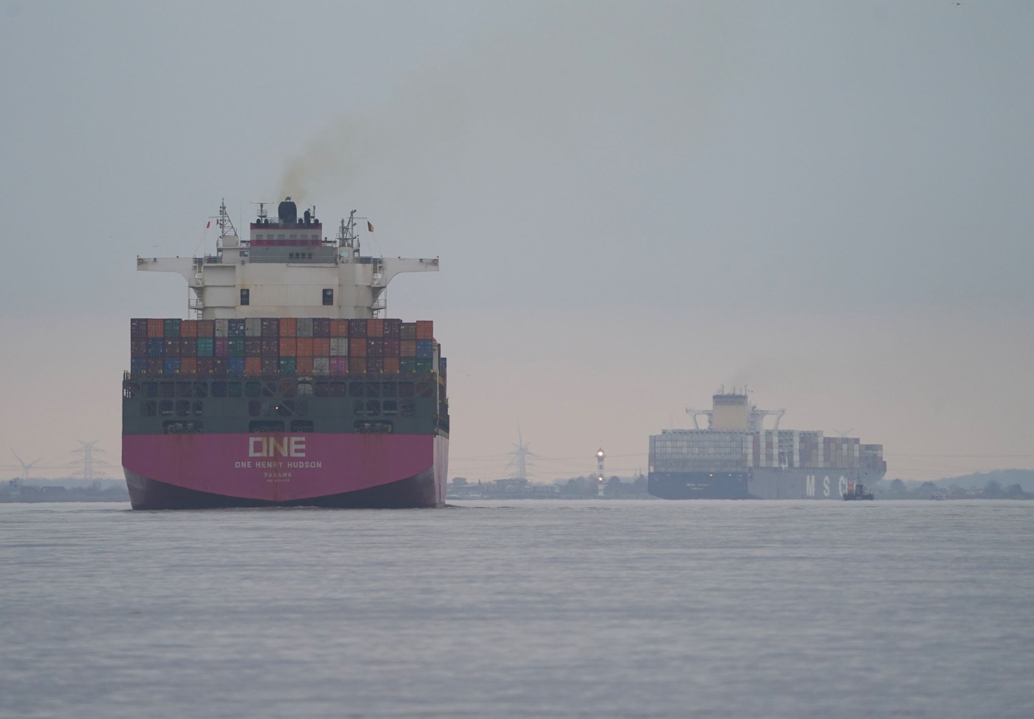 Containerschiffe fahren bei Blankenese auf der Elbe.