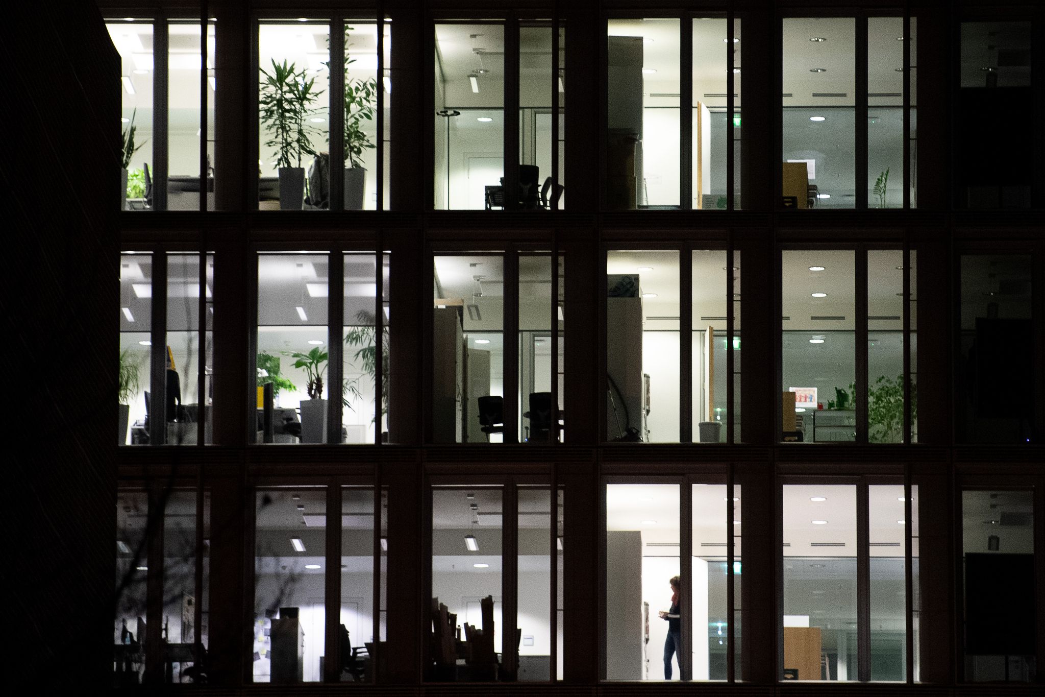 Hell beleuchtete Arbeitszimmer, aber die meisten Plätze sind schon leer. In vielen Büros wird so Energie verschwendet.