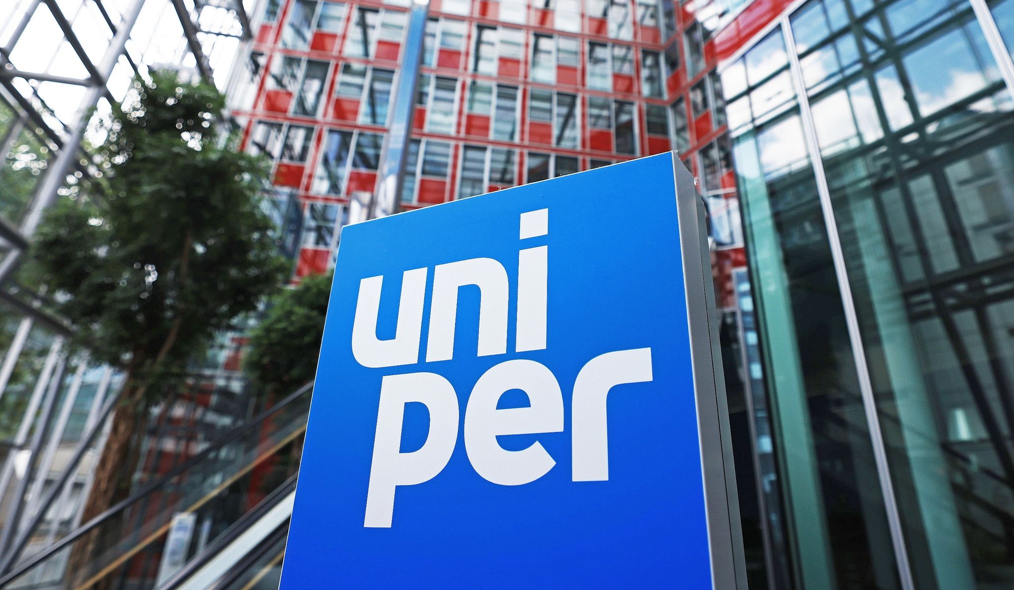 Eine Stele mit dem Uniper-Firmen-Logo.