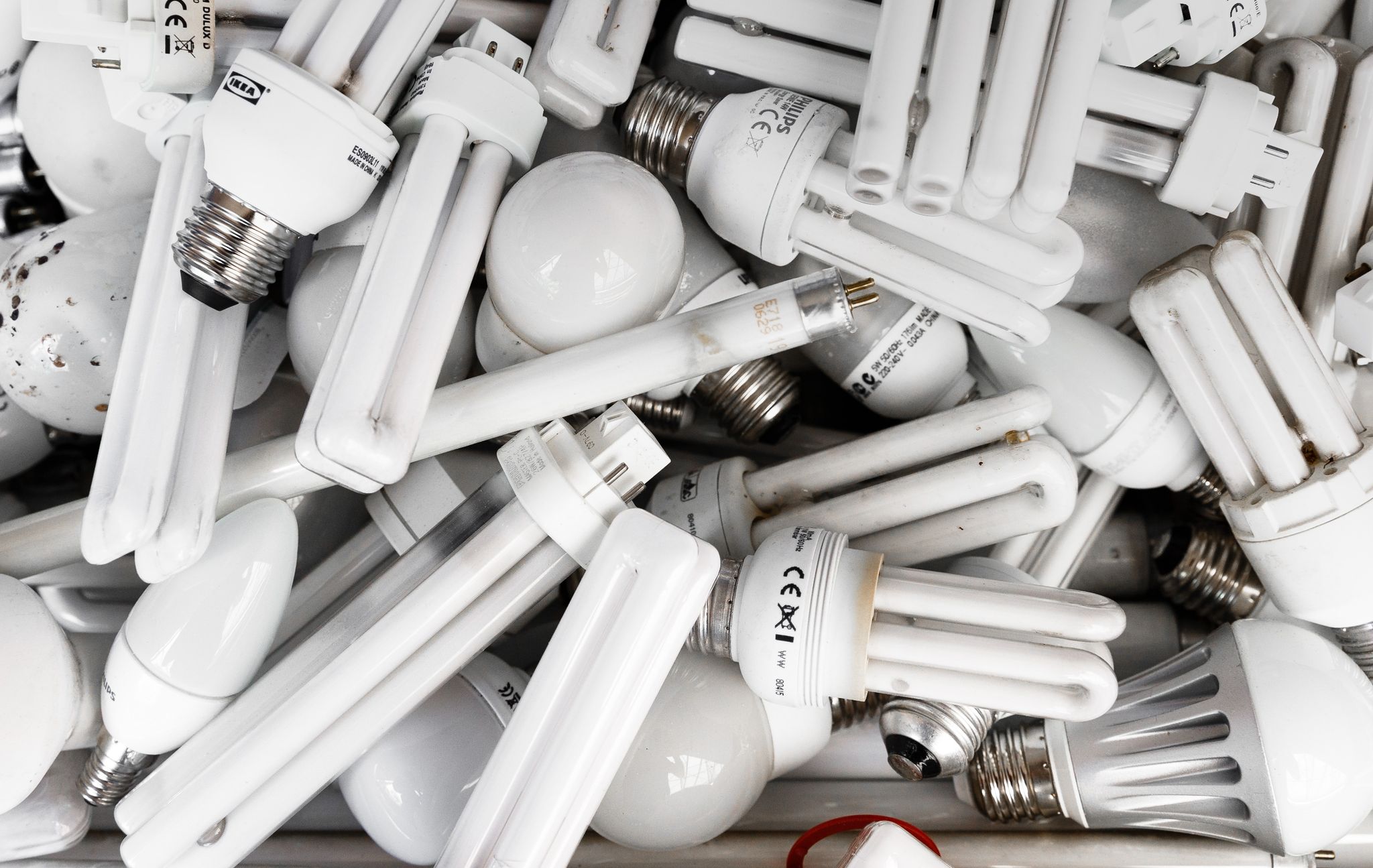 Werden bald nicht mehr verkauft, haben aber nichts im Hausmüll zu suchen: Energiesparlampen ud Leuchtstoffröhren, die man austauscht, gehören in den Elektroschrott.