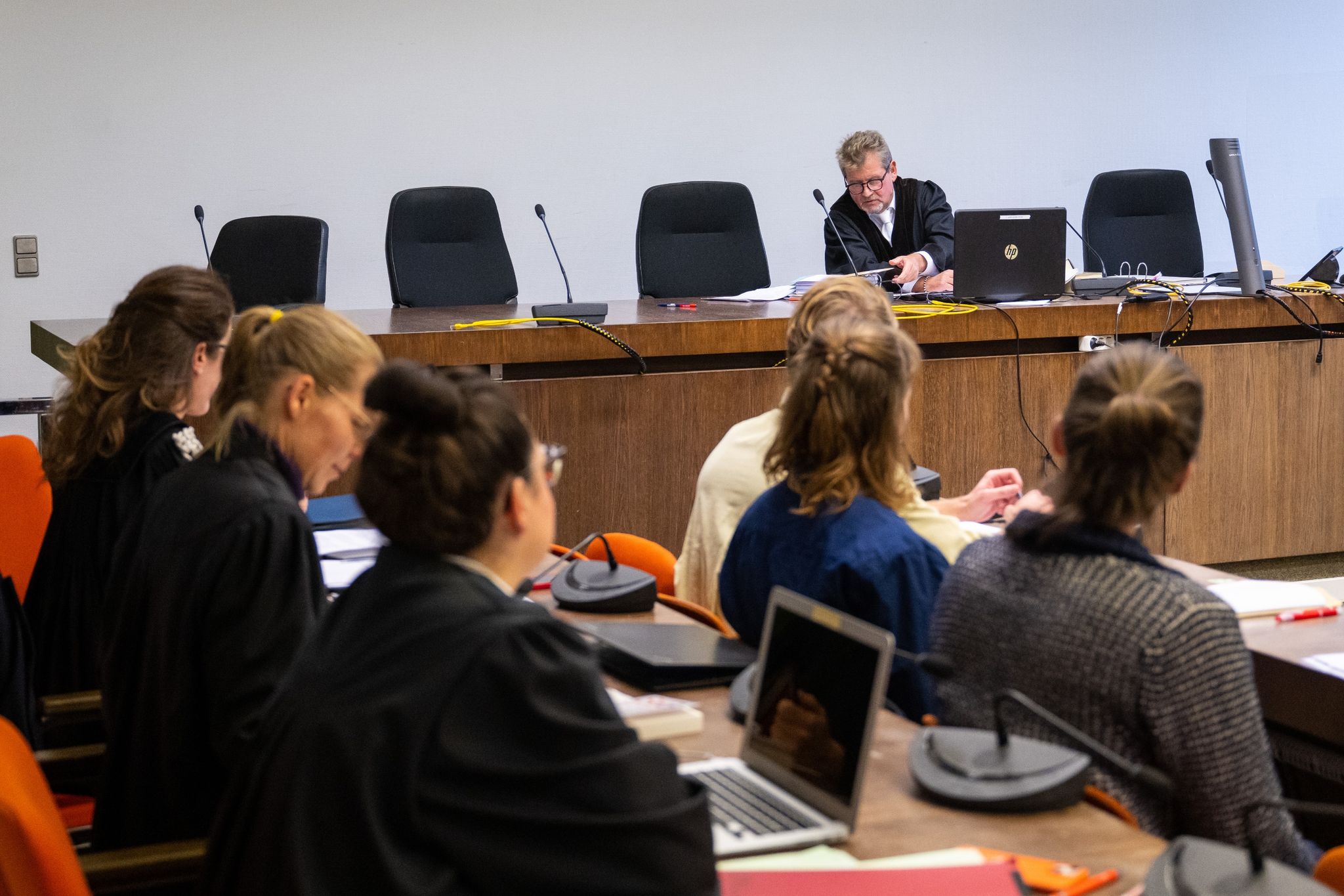 Richter Alexander Fichtl (hinten) eröffnet den Prozess gegen drei Klimaaktivisten (1. Reihe).
