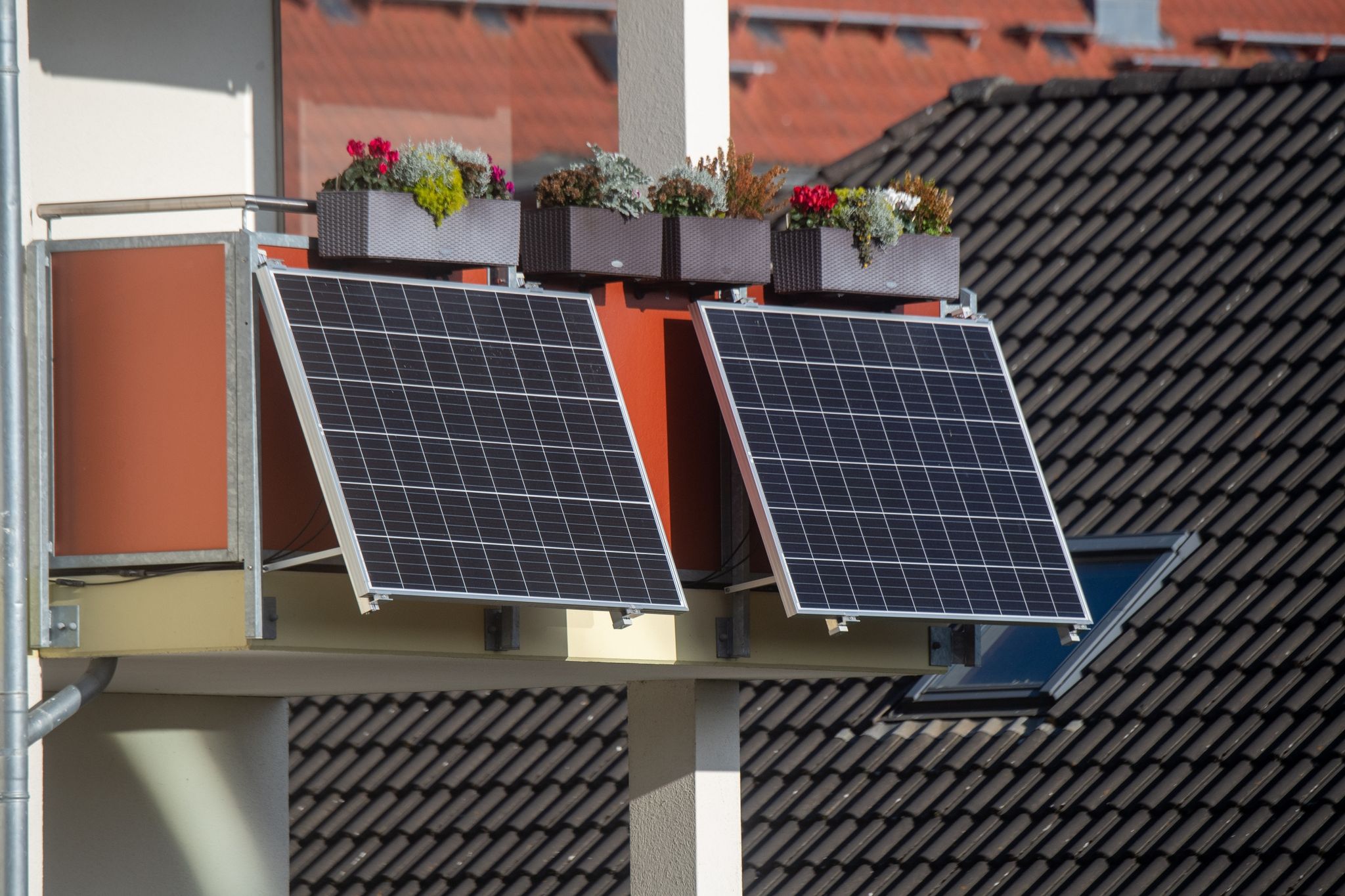 Solarmodule für ein sogenanntes «Balkonkraftwerk» hängen an einem Balkon.