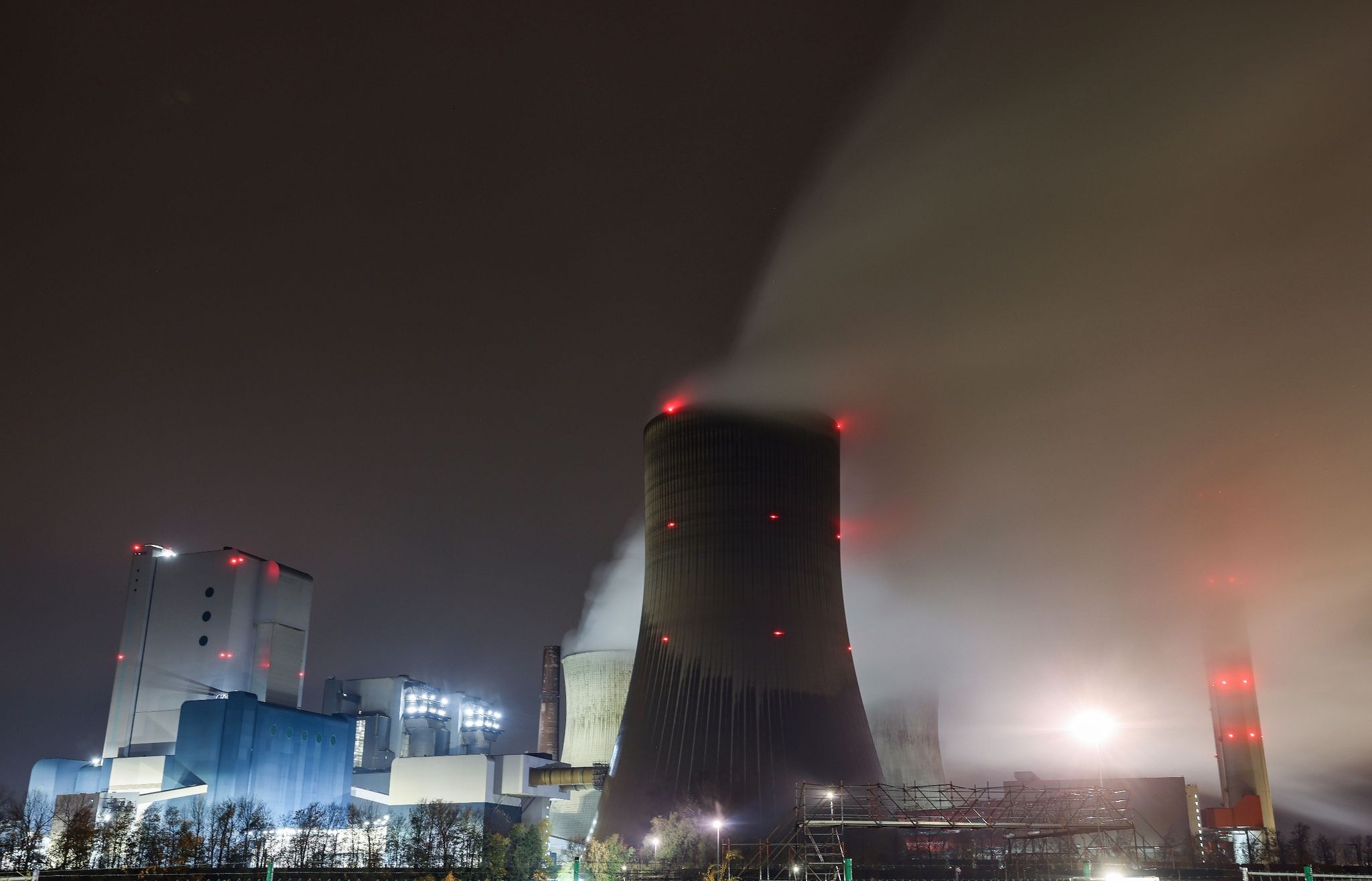 Dampf steigt am frühen Morgen aus dem RWE Braunkohlekraftwerk Niederaußem auf.
