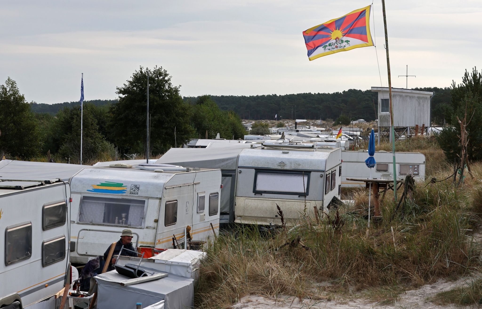 Im «Areal I» der Ferienanlage Regenbogencamp im Nationalpark Vorpommersche Boddenlandschaft stehen Wohnwagen und Zelte.