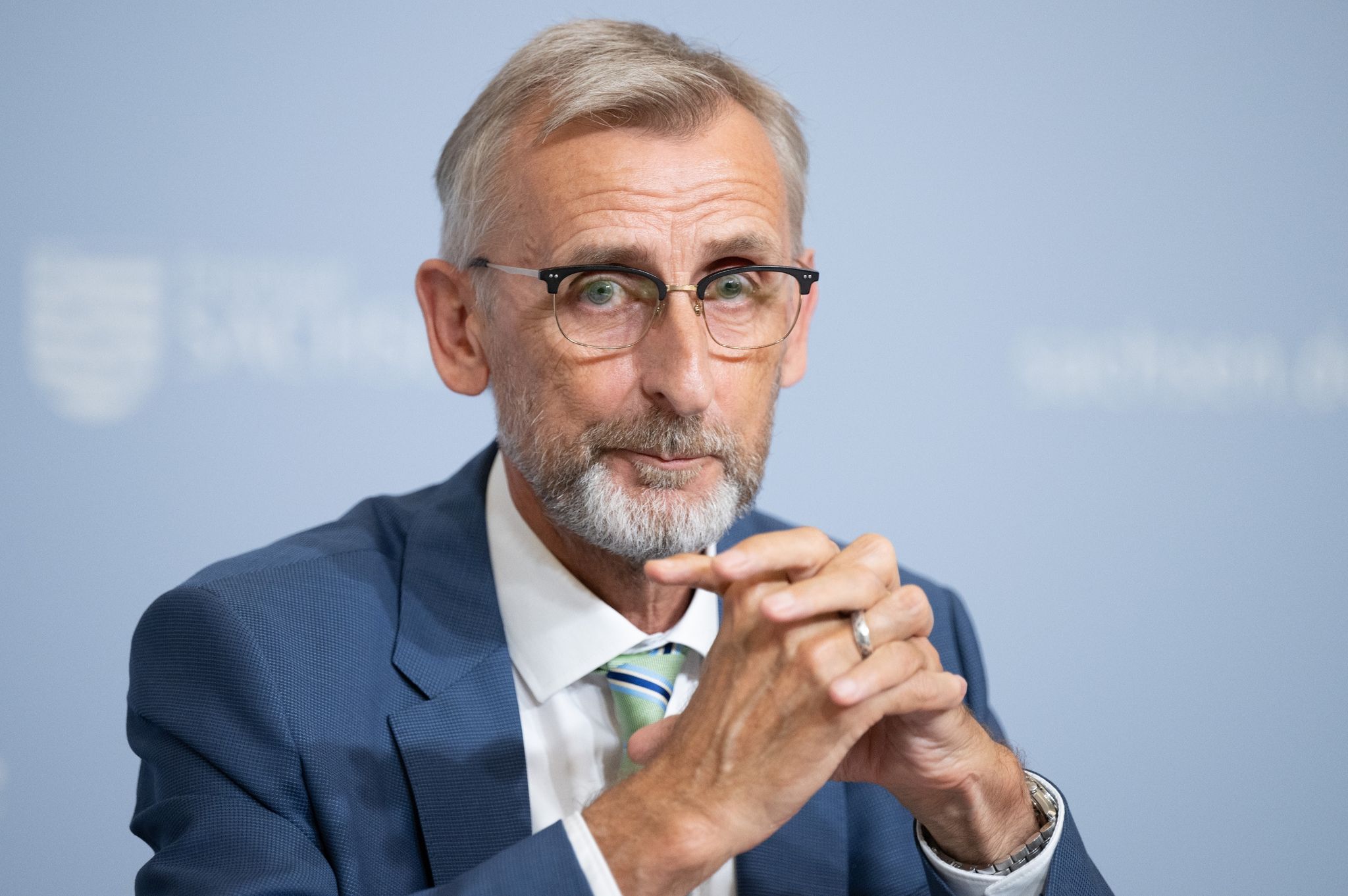Armin Schuster nimmt in der Sächsischen Staatskanzlei an einer Pressekonferenz teil.