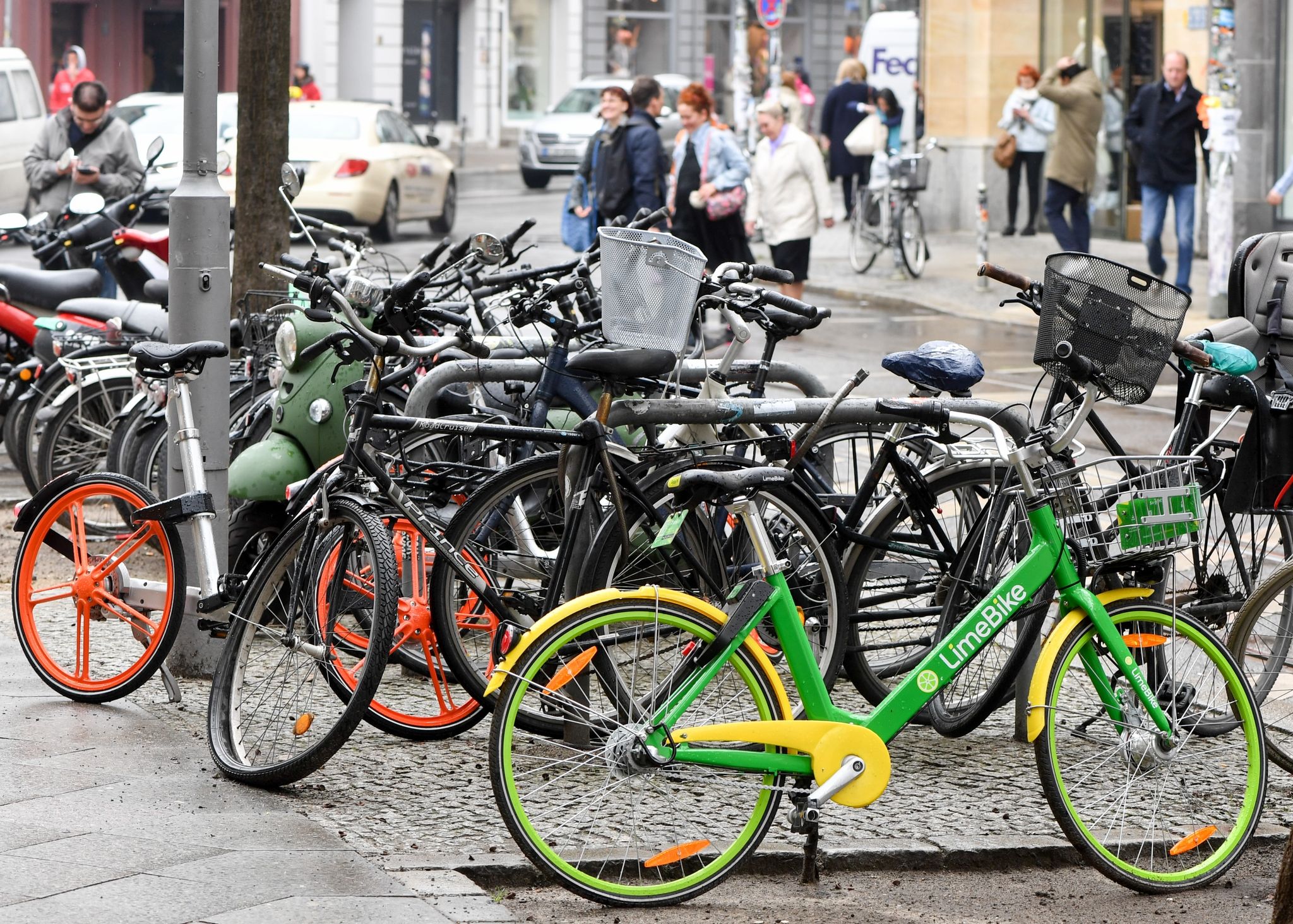 Fahrräder dürfen in Berlin kostenlos auf Parkplätzen stehen.