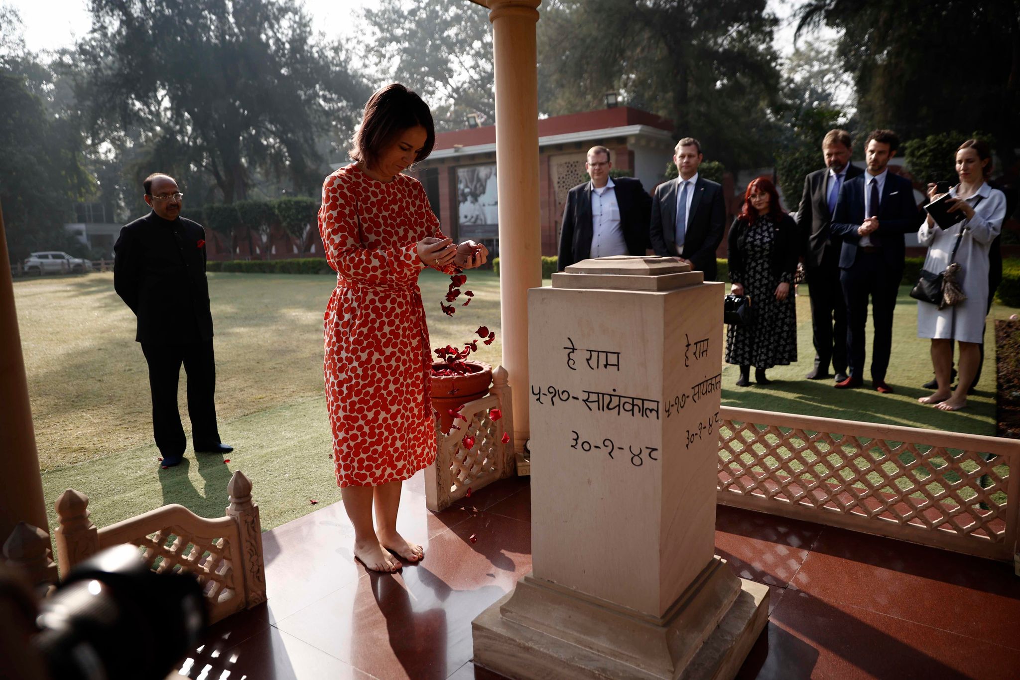 Außenministerin Annalena Baerbock verstreut Rosenblätter im Gedenken an Mahatma Gandhi.