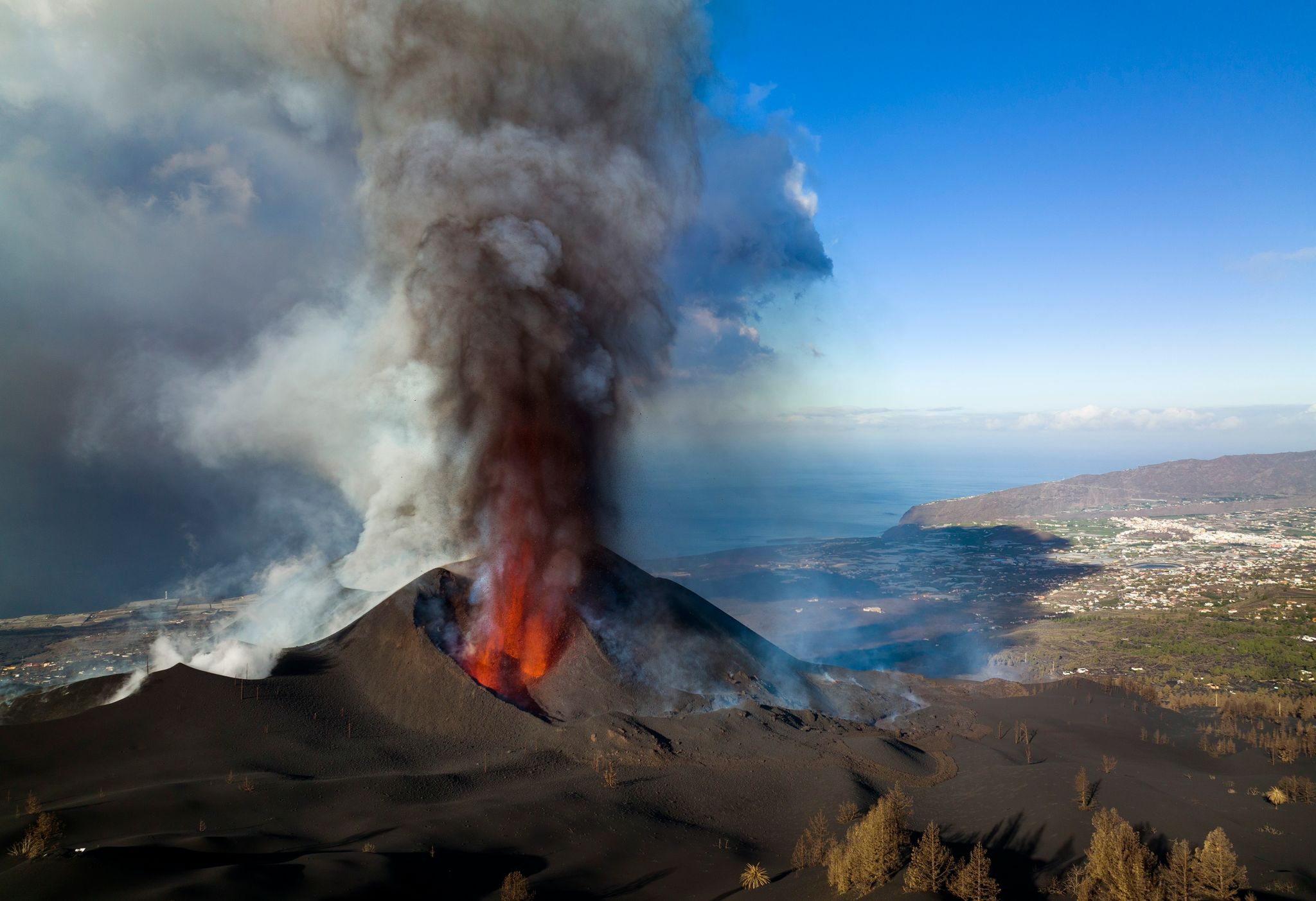 Lava fließt im November 2021 aus dem Vulkan auf der Kanareninsel La Palma.
